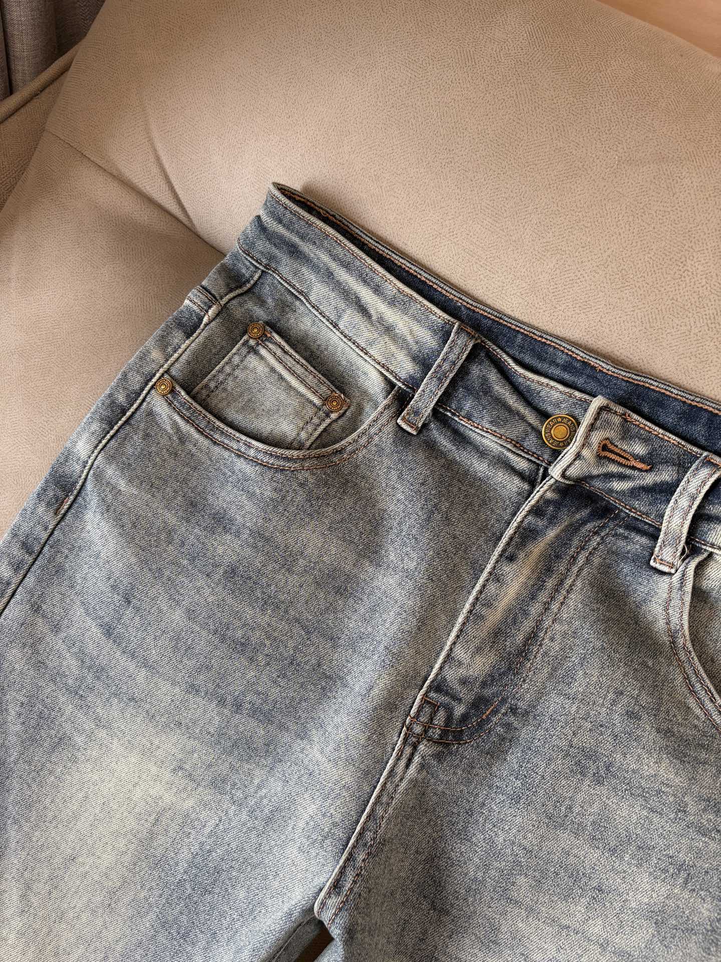 超级有范儿的一款牛仔裤，定制原版水洗牛仔面料，独特设计，顶级刺绣工艺字母图案logo，原版五金辅料装饰，