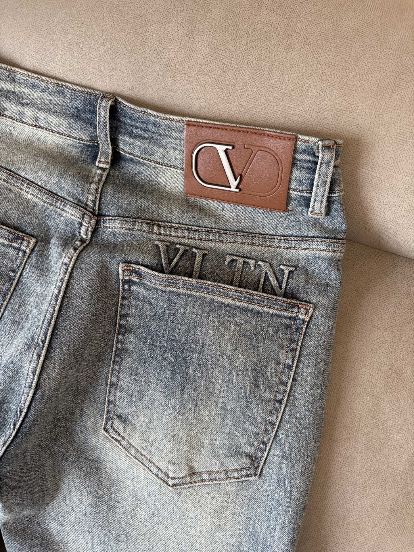 超级有范儿的一款牛仔裤，定制原版水洗牛仔面料，独特设计，顶级刺绣工艺字母图案logo，原版五金辅料装饰，