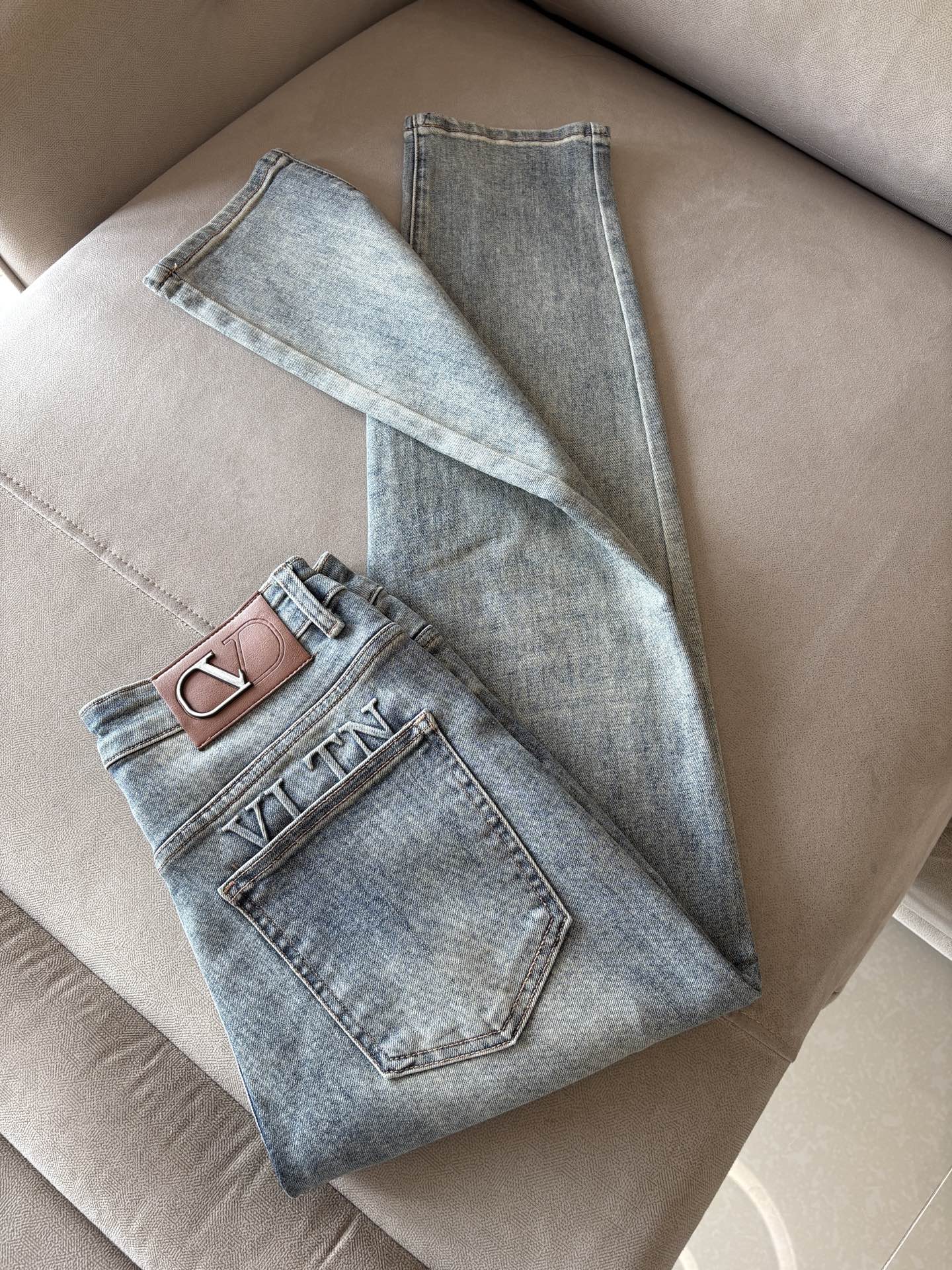 超级有范儿的一款牛仔裤，定制原版水洗牛仔面料，独特设计，顶级刺绣工艺字母图案logo，原版五金辅料装饰，