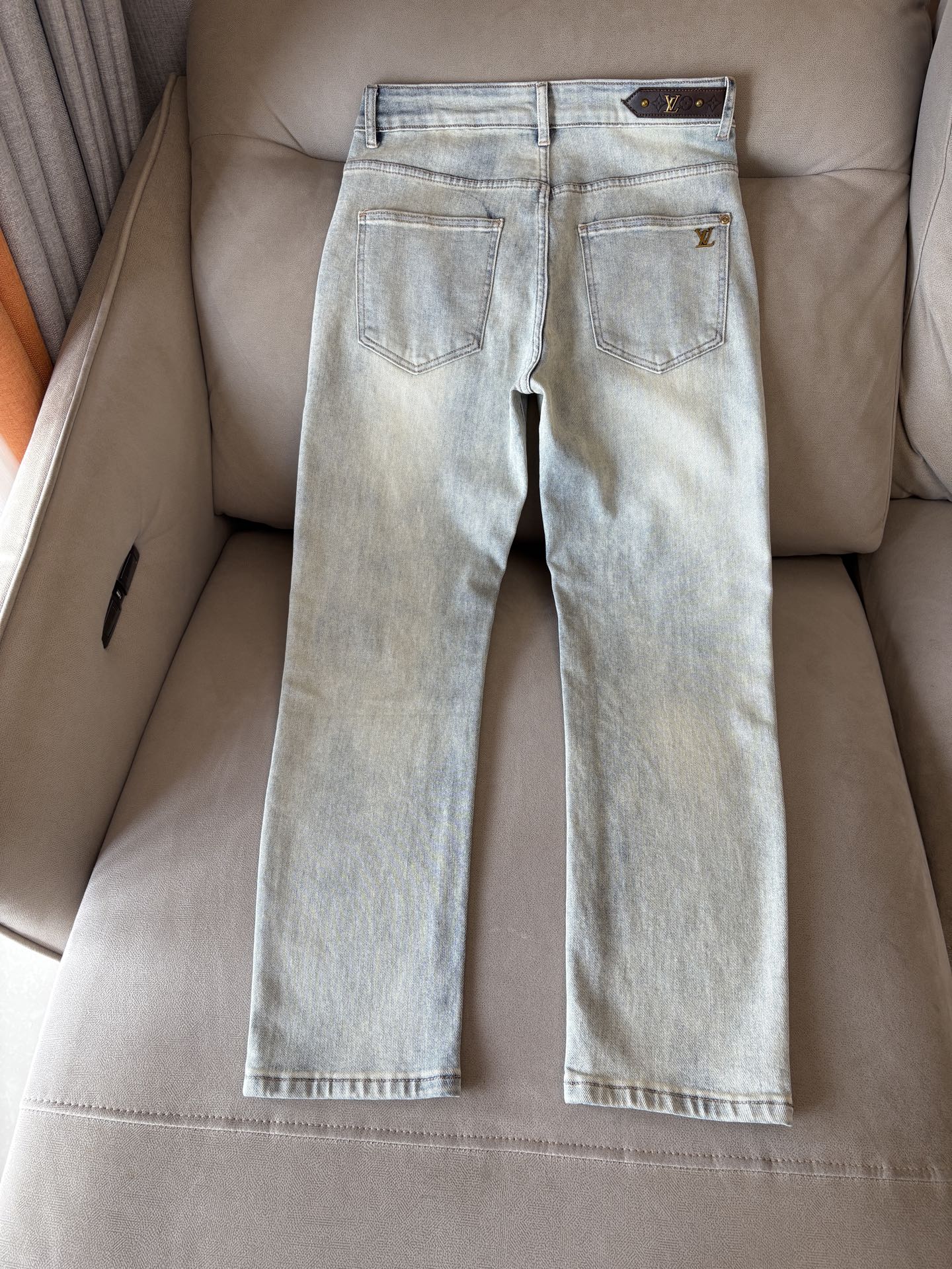 超级有范儿的一款牛仔裤，定制原版水洗牛仔面料，独特设计，顶级刺绣工艺字母图案logo，原版五金辅料装饰，