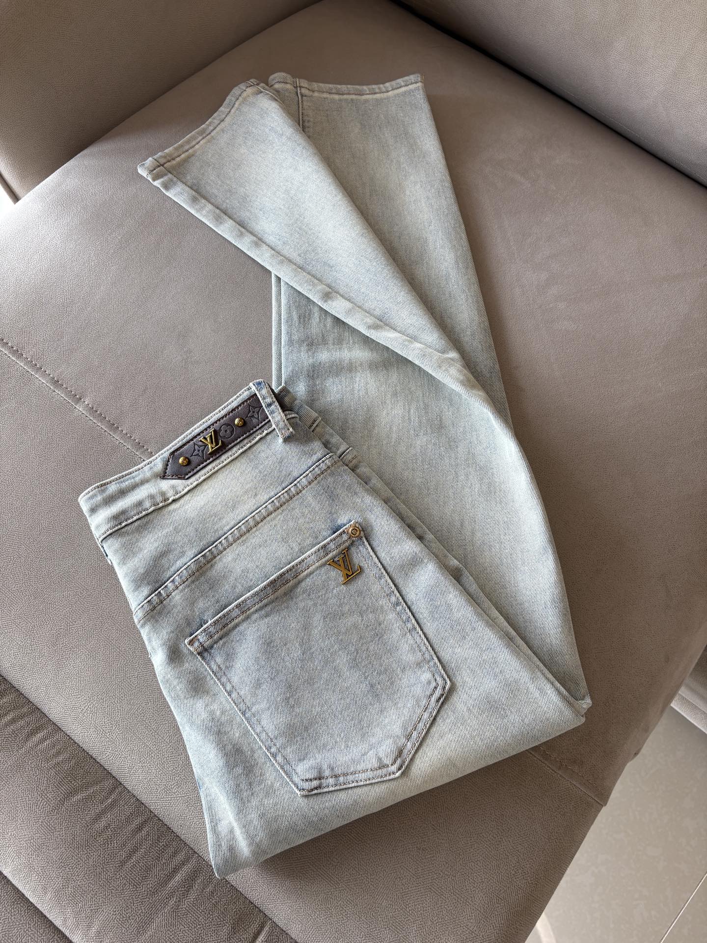 超级有范儿的一款牛仔裤，定制原版水洗牛仔面料，独特设计，顶级刺绣工艺字母图案logo，原版五金辅料装饰，