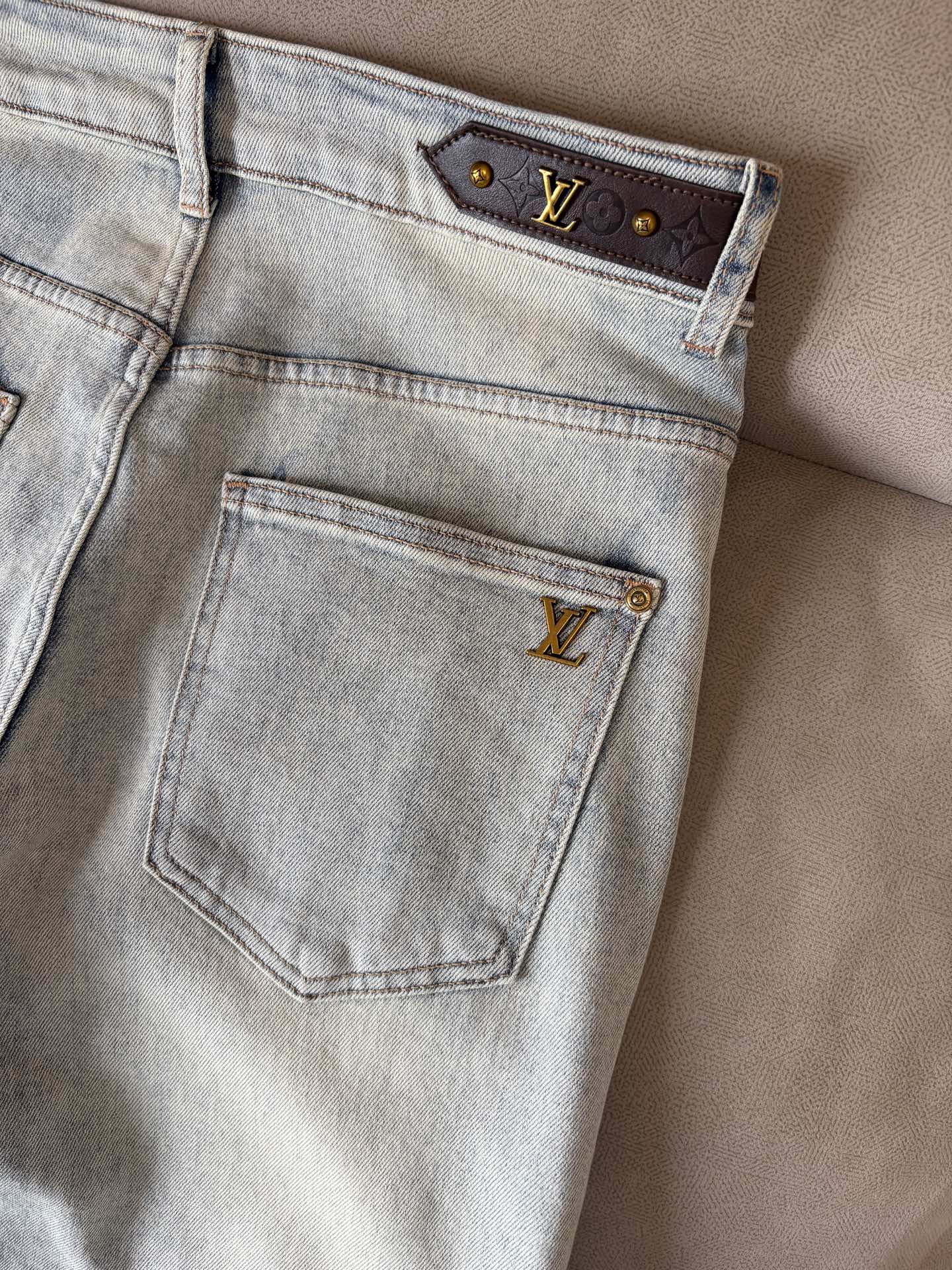 超级有范儿的一款牛仔裤，定制原版水洗牛仔面料，独特设计，顶级刺绣工艺字母图案logo，原版五金辅料装饰，