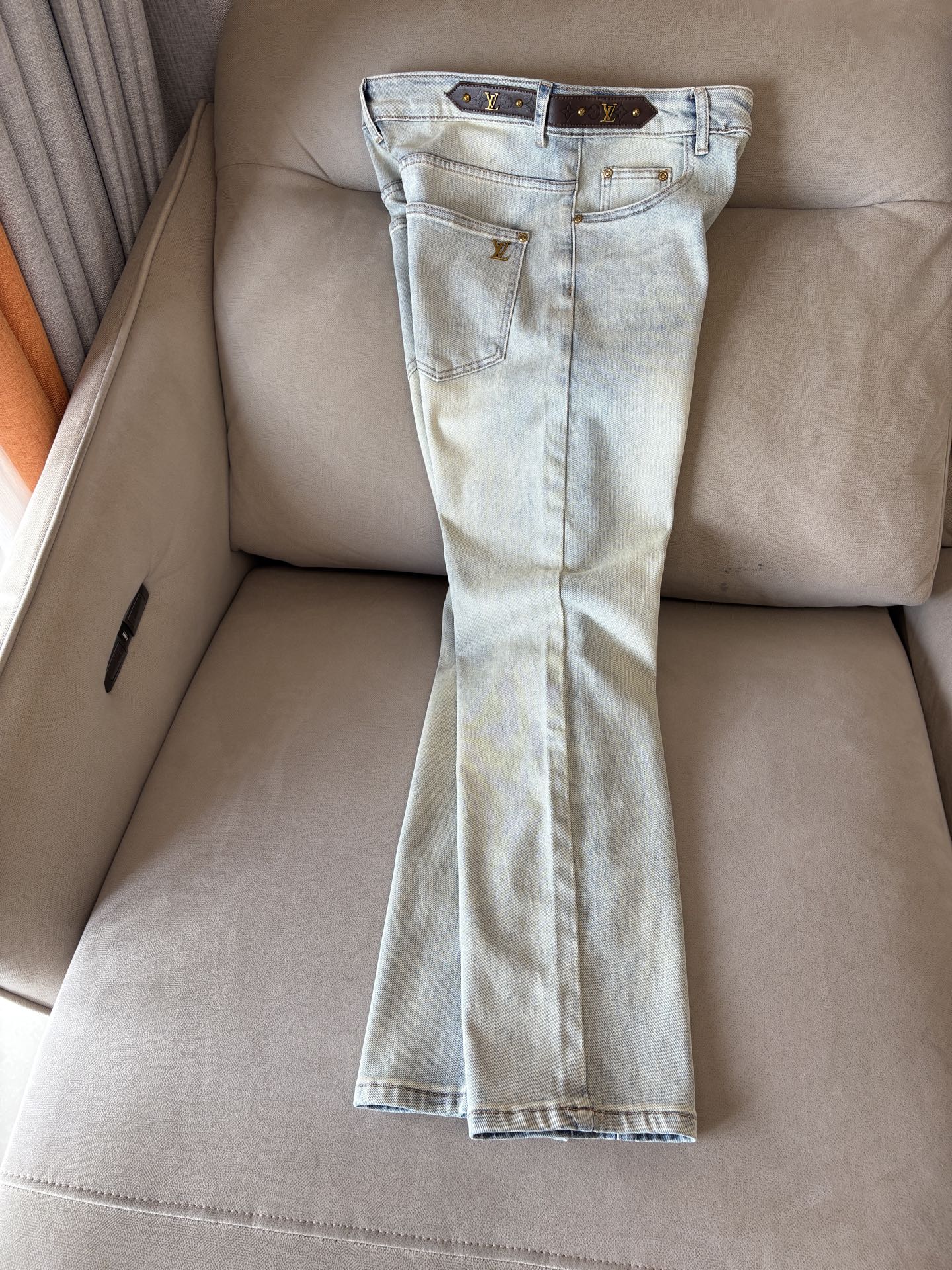 超级有范儿的一款牛仔裤，定制原版水洗牛仔面料，独特设计，顶级刺绣工艺字母图案logo，原版五金辅料装饰，