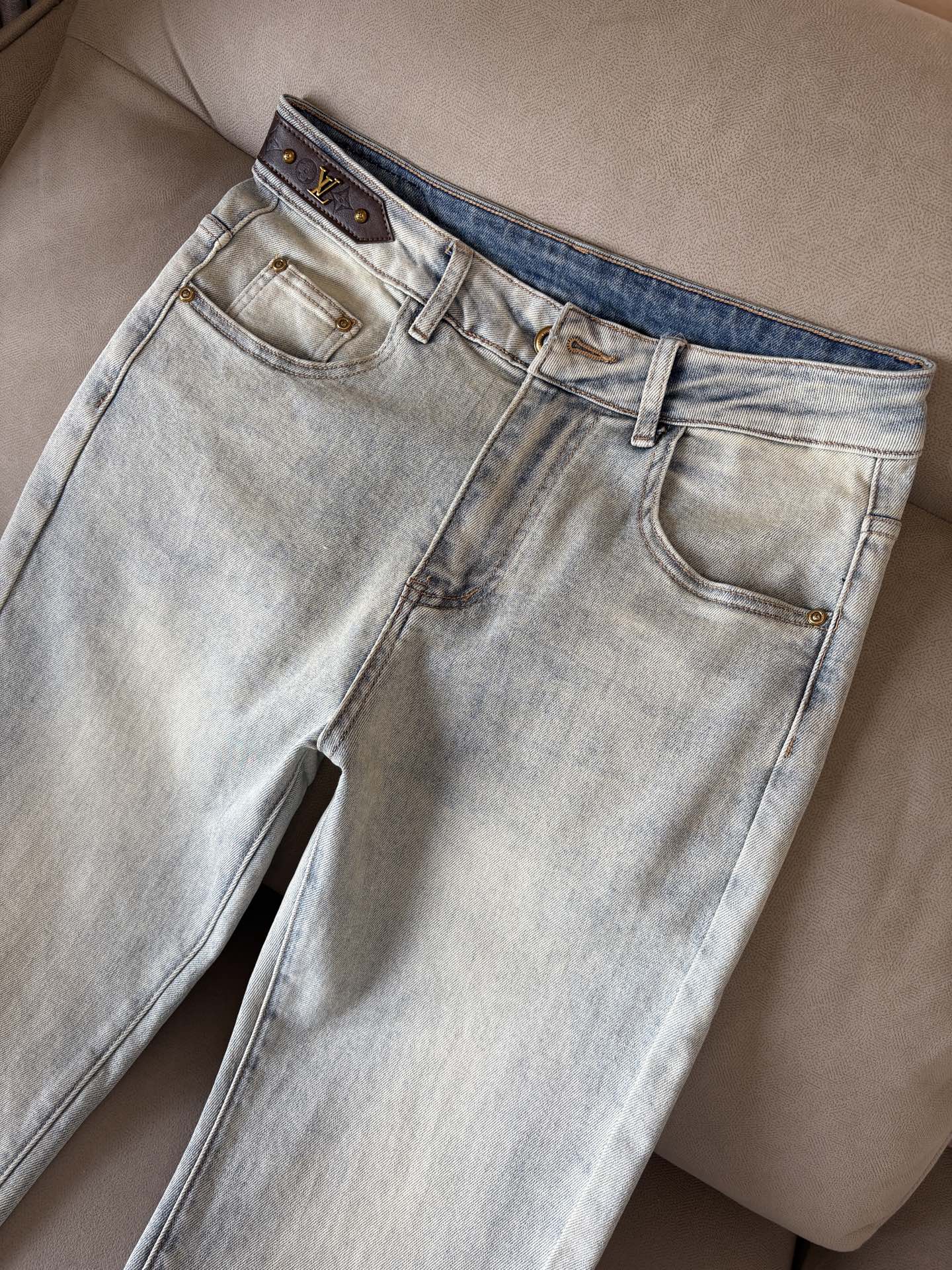 超级有范儿的一款牛仔裤，定制原版水洗牛仔面料，独特设计，顶级刺绣工艺字母图案logo，原版五金辅料装饰，