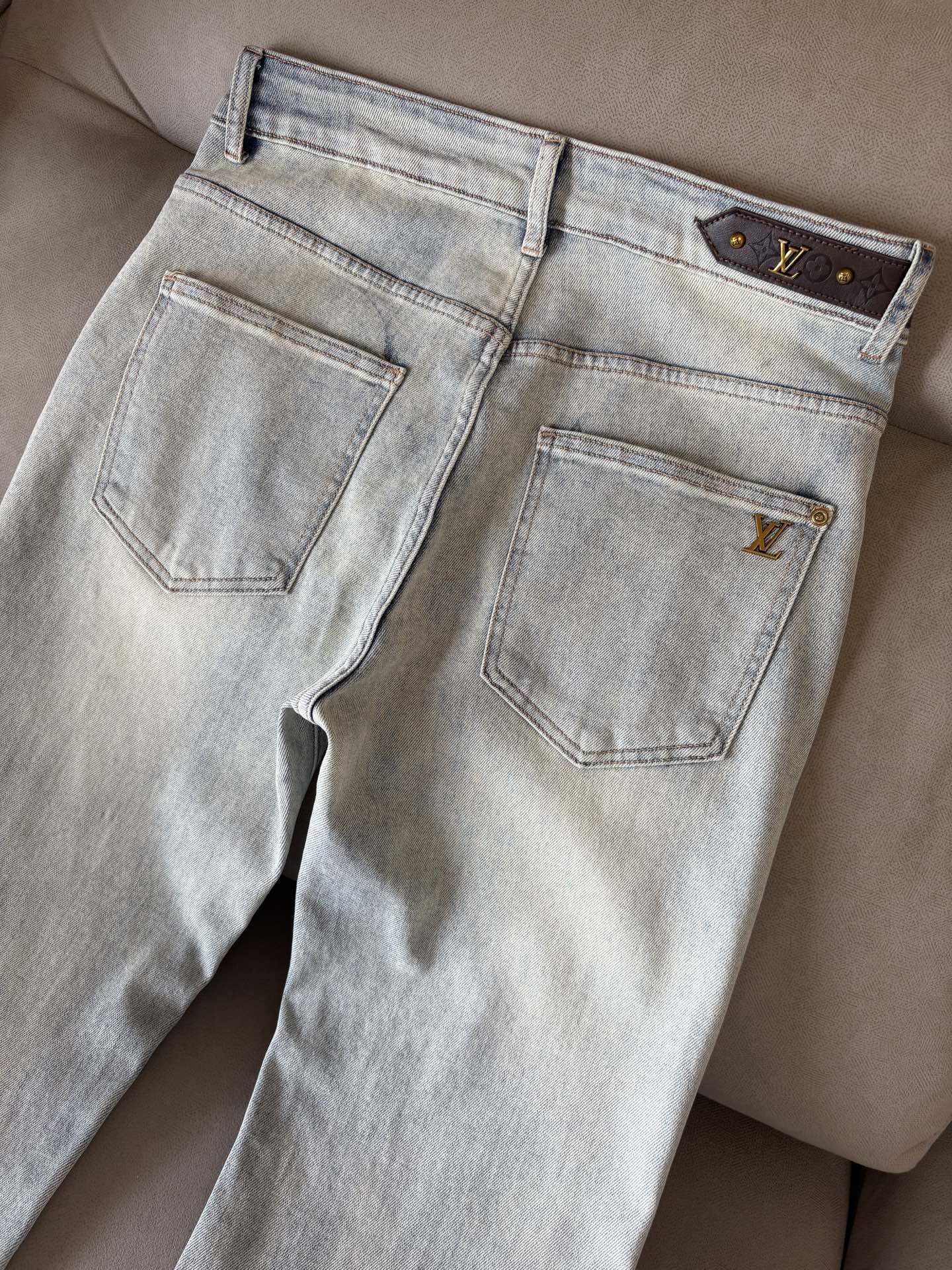 超级有范儿的一款牛仔裤，定制原版水洗牛仔面料，独特设计，顶级刺绣工艺字母图案logo，原版五金辅料装饰，