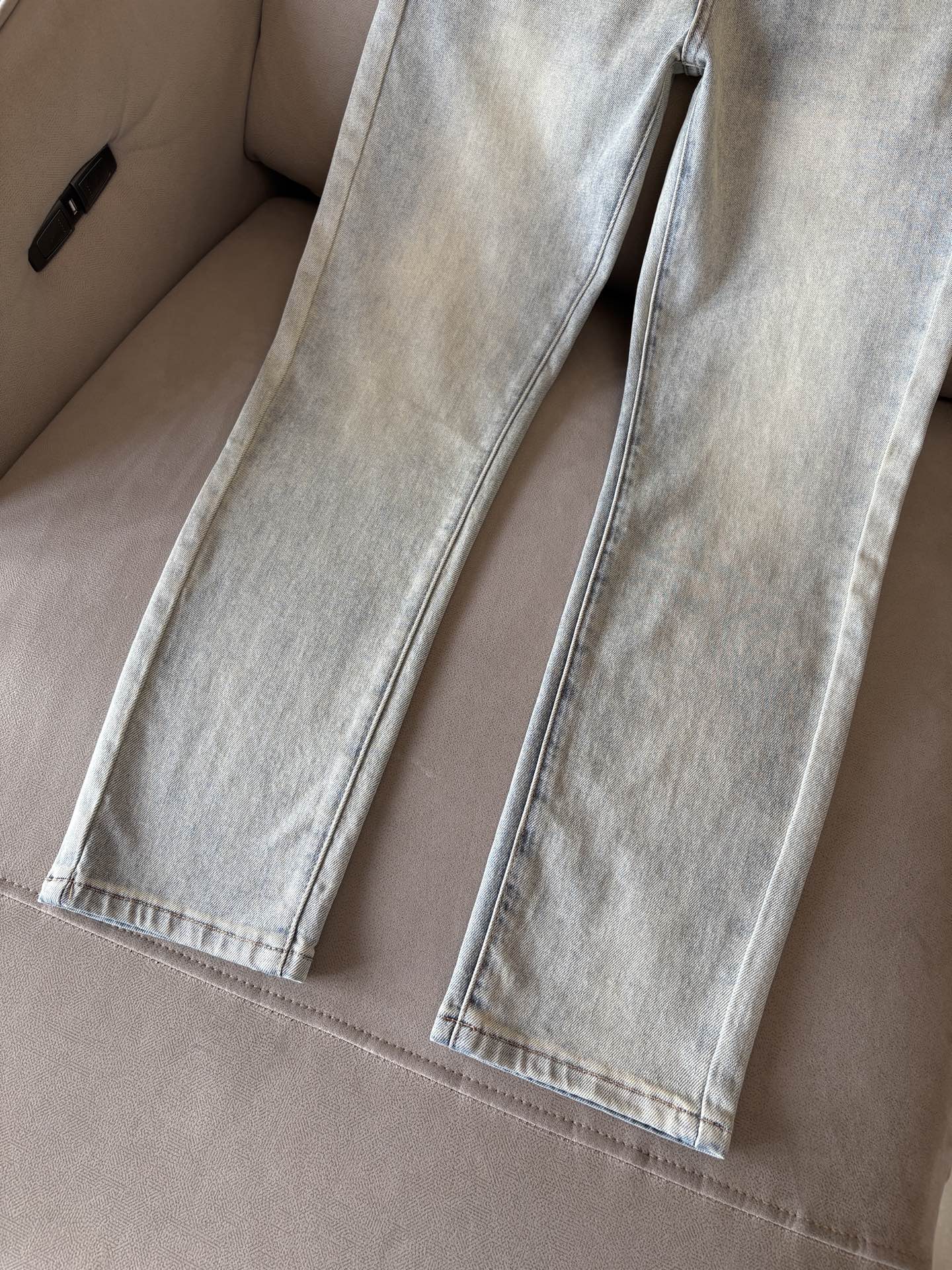 超级有范儿的一款牛仔裤，定制原版水洗牛仔面料，独特设计，顶级刺绣工艺字母图案logo，原版五金辅料装饰，