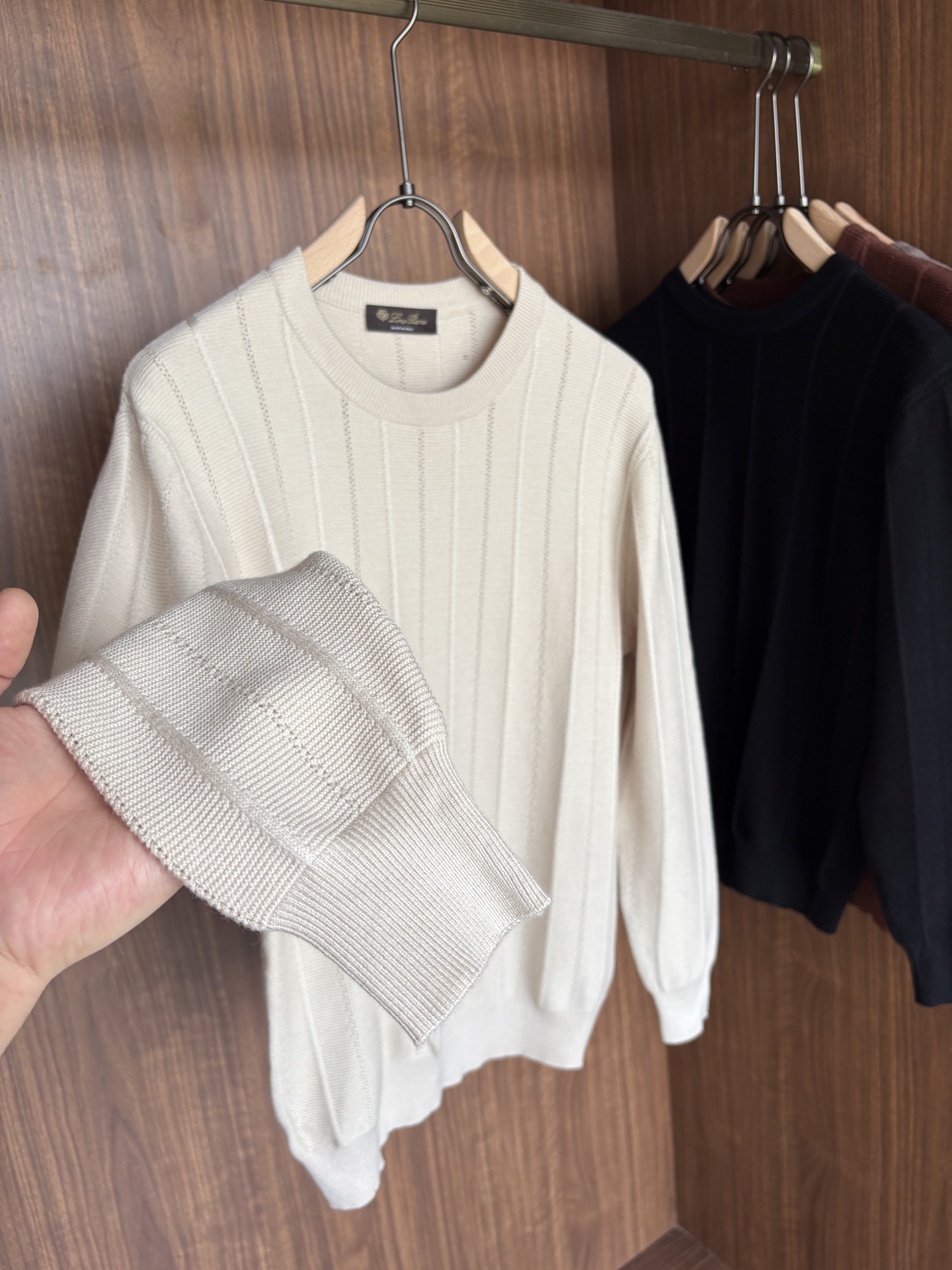 耗时王”菱形提花设计甄选超细优质纱线翻领短袖男士典藏款「耗时王」长袖针织奢雅工艺，触肤即高阶。

• 匠