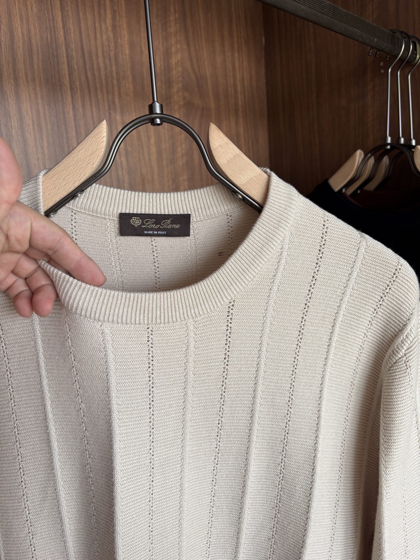 耗时王”菱形提花设计甄选超细优质纱线翻领短袖男士典藏款「耗时王」长袖针织奢雅工艺，触肤即高阶。

• 匠