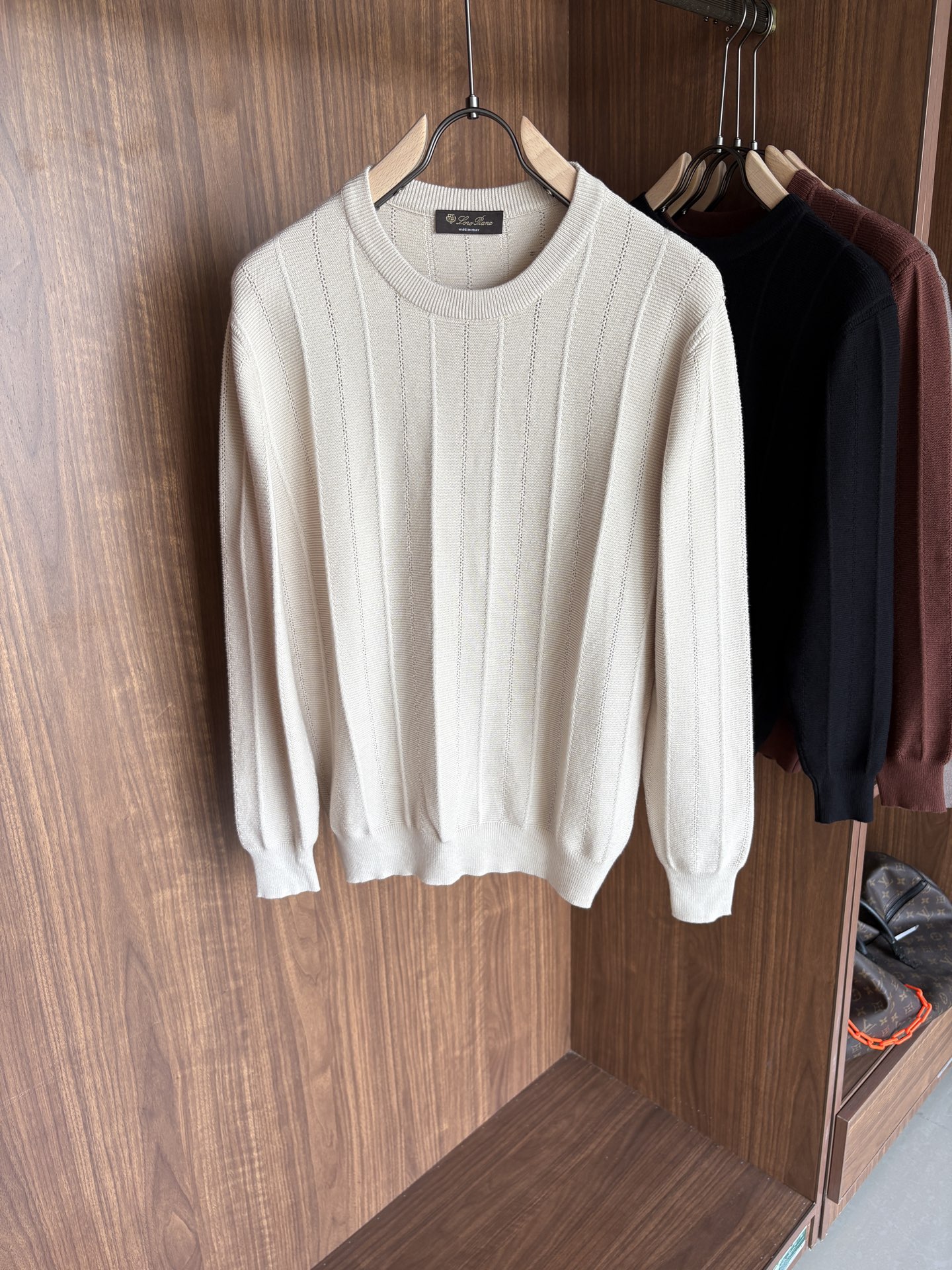 耗时王”菱形提花设计甄选超细优质纱线翻领短袖男士典藏款「耗时王」长袖针织奢雅工艺，触肤即高阶。

• 匠