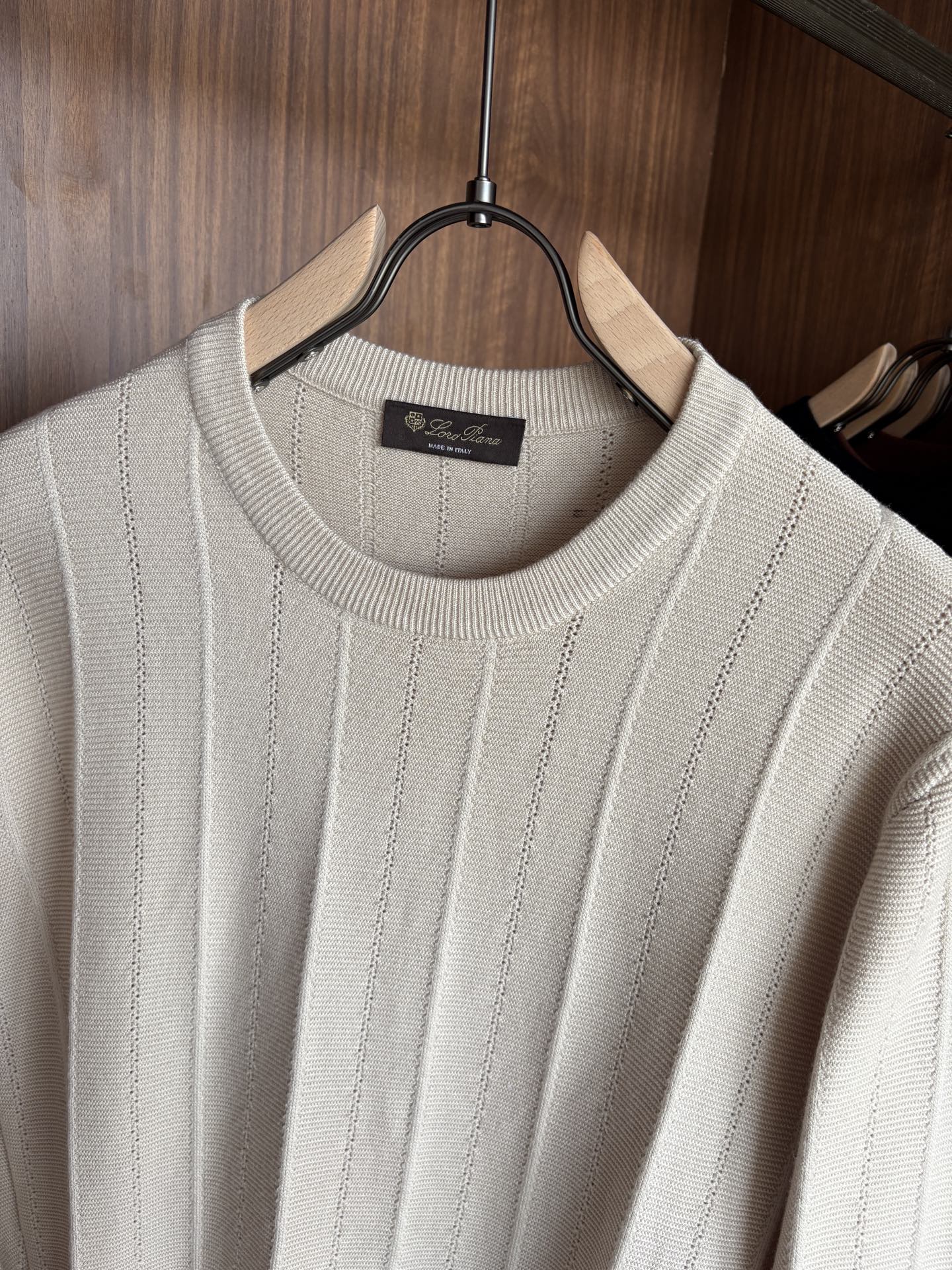 耗时王”菱形提花设计甄选超细优质纱线翻领短袖男士典藏款「耗时王」长袖针织奢雅工艺，触肤即高阶。

• 匠