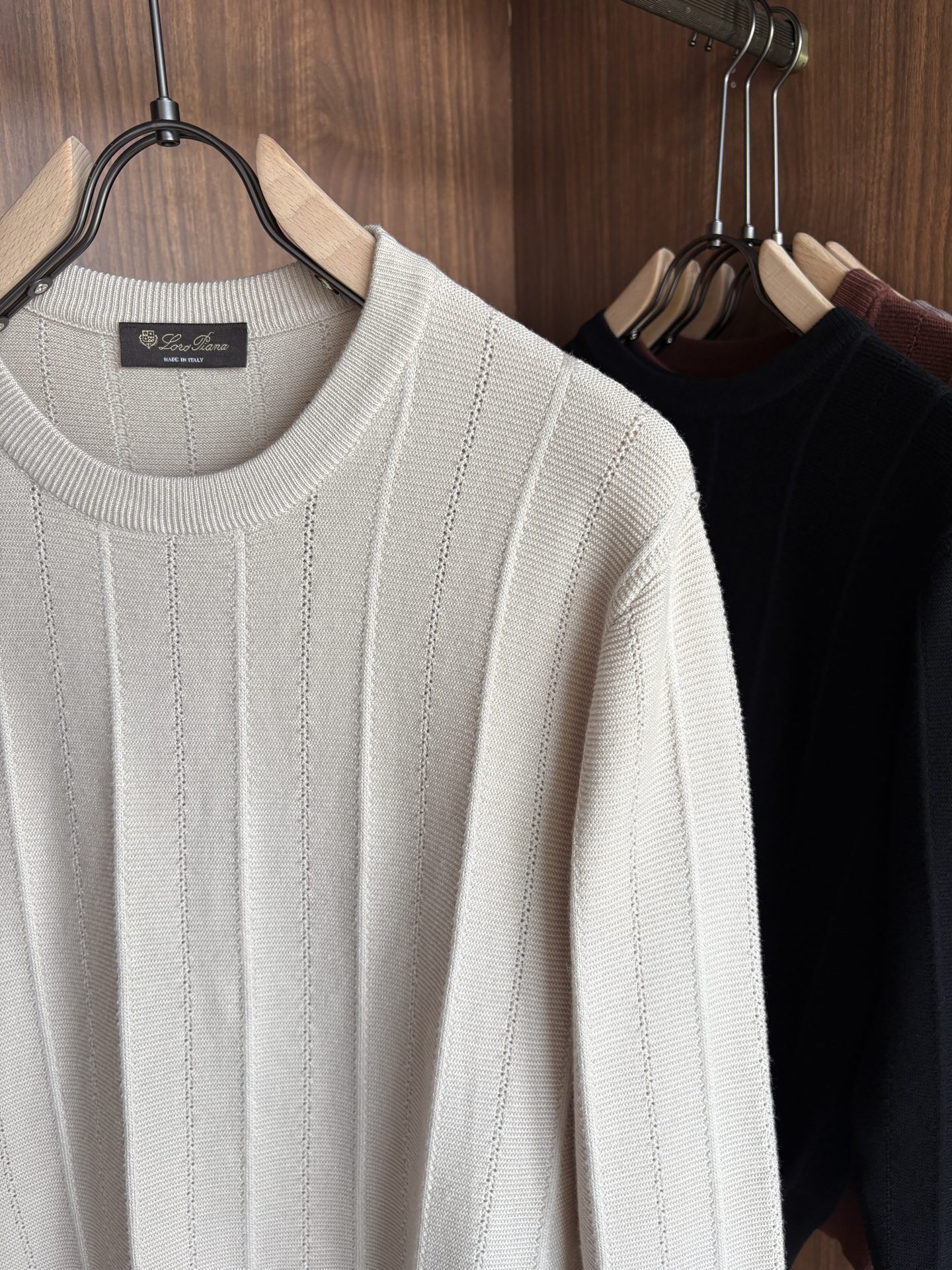 耗时王”菱形提花设计甄选超细优质纱线翻领短袖男士典藏款「耗时王」长袖针织奢雅工艺，触肤即高阶。

• 匠