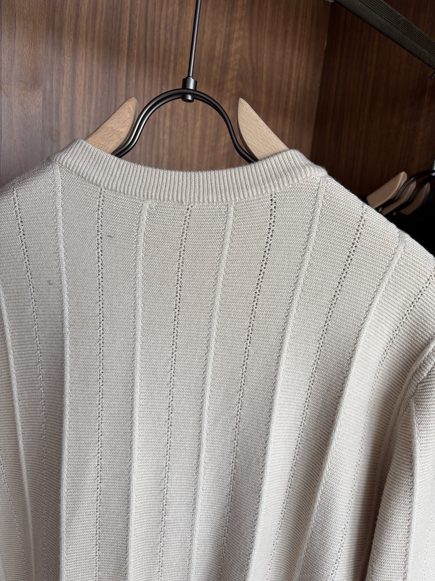 耗时王”菱形提花设计甄选超细优质纱线翻领短袖男士典藏款「耗时王」长袖针织奢雅工艺，触肤即高阶。

• 匠