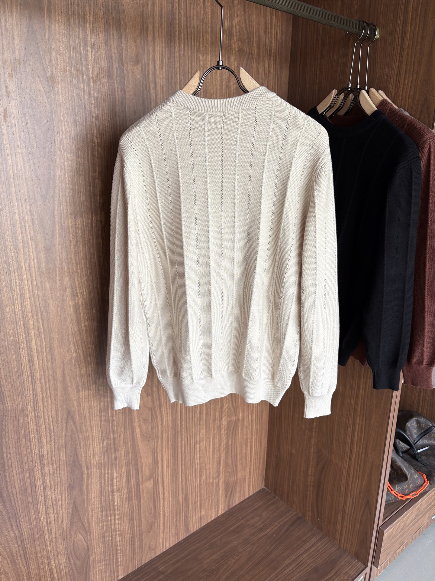 耗时王”菱形提花设计甄选超细优质纱线翻领短袖男士典藏款「耗时王」长袖针织奢雅工艺，触肤即高阶。

• 匠