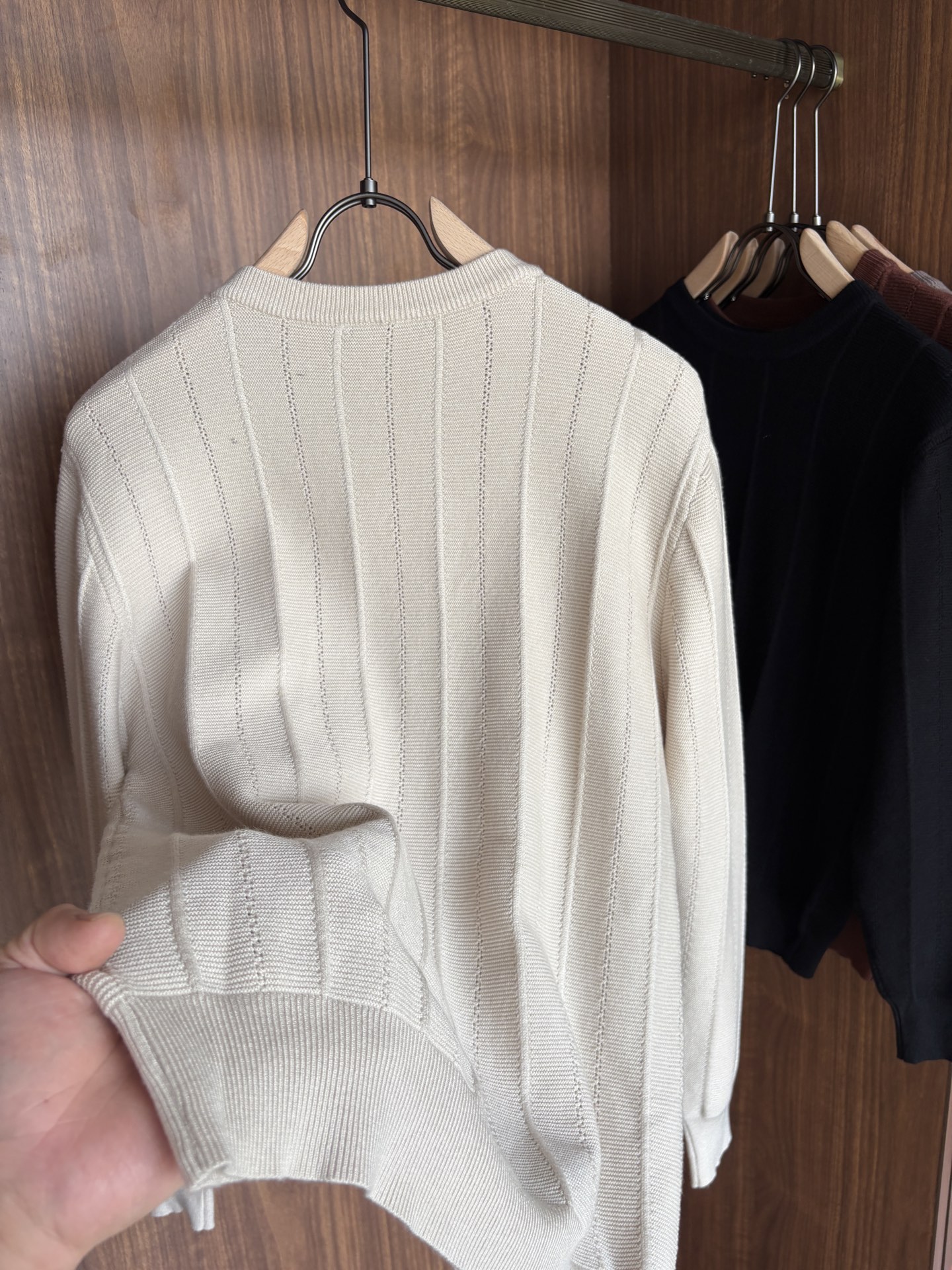 耗时王”菱形提花设计甄选超细优质纱线翻领短袖男士典藏款「耗时王」长袖针织奢雅工艺，触肤即高阶。

• 匠