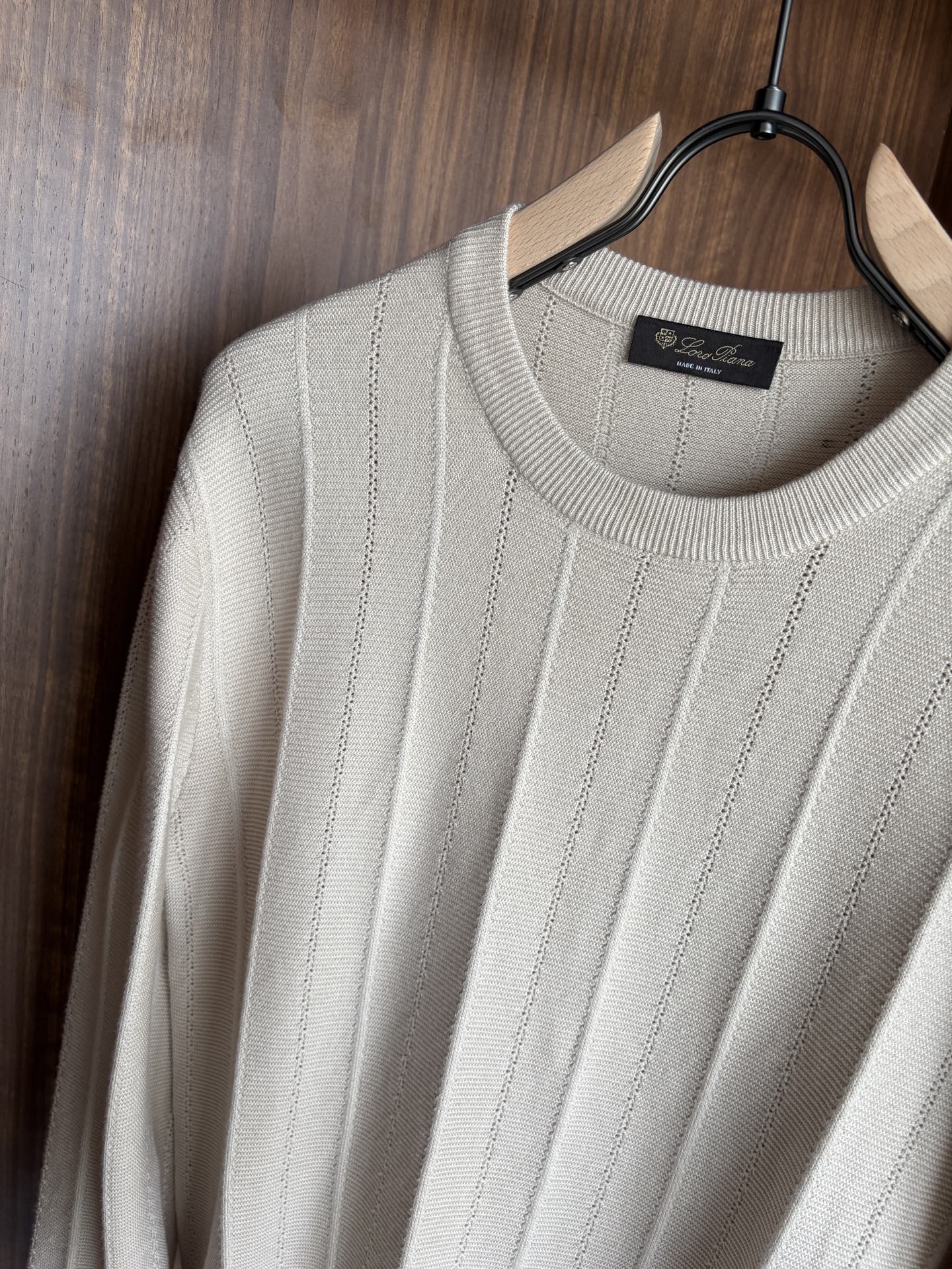 耗时王”菱形提花设计甄选超细优质纱线翻领短袖男士典藏款「耗时王」长袖针织奢雅工艺，触肤即高阶。

• 匠