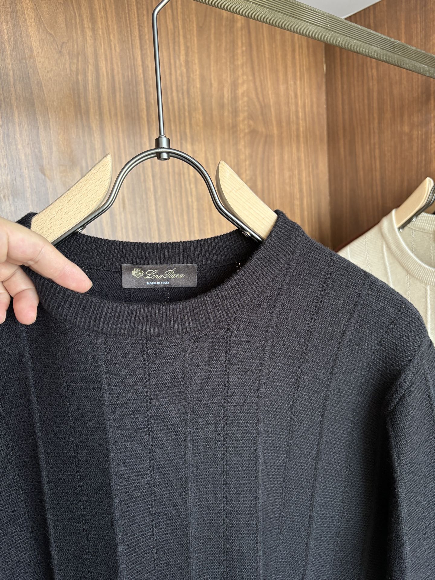 耗时王”菱形提花设计甄选超细优质纱线翻领短袖男士典藏款「耗时王」长袖针织奢雅工艺，触肤即高阶。

• 匠