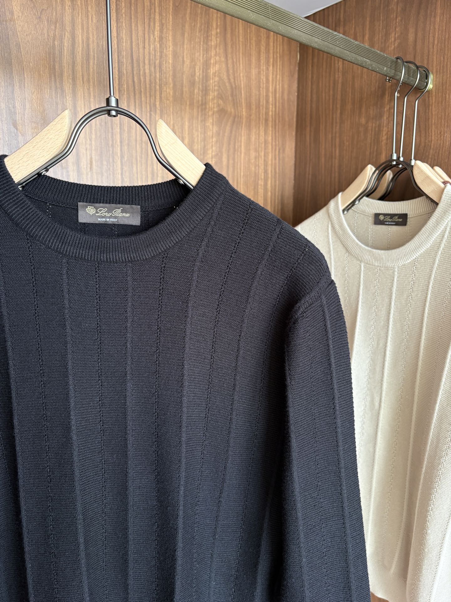 耗时王”菱形提花设计甄选超细优质纱线翻领短袖男士典藏款「耗时王」长袖针织奢雅工艺，触肤即高阶。

• 匠