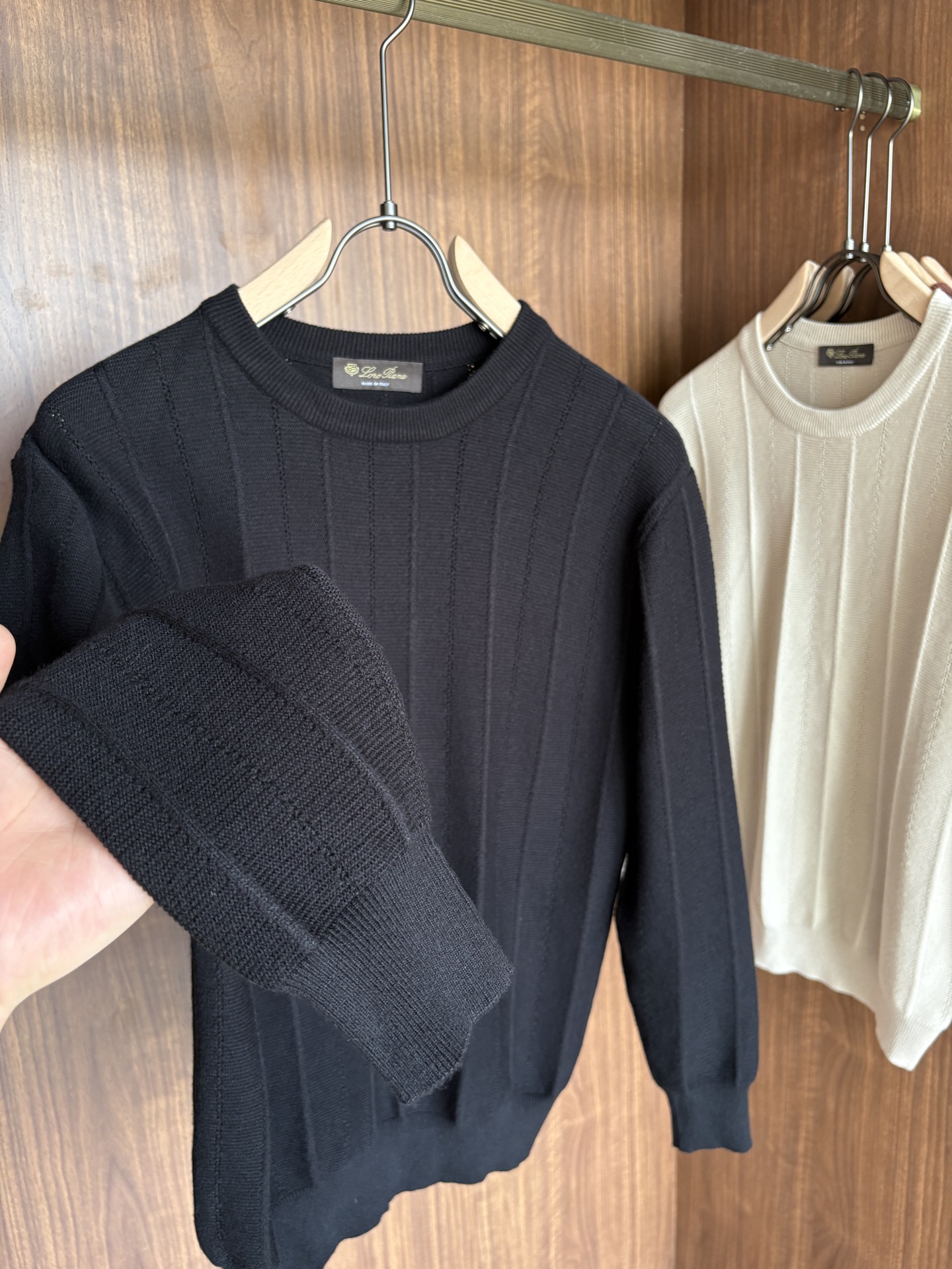 耗时王”菱形提花设计甄选超细优质纱线翻领短袖男士典藏款「耗时王」长袖针织奢雅工艺，触肤即高阶。

• 匠