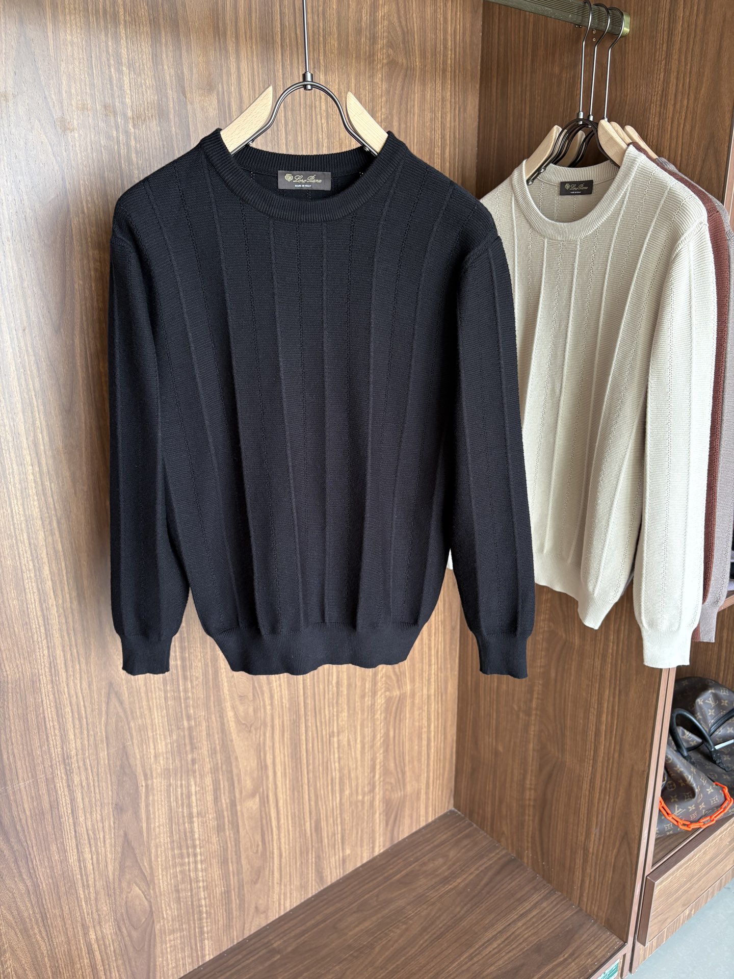 耗时王”菱形提花设计甄选超细优质纱线翻领短袖男士典藏款「耗时王」长袖针织奢雅工艺，触肤即高阶。

• 匠