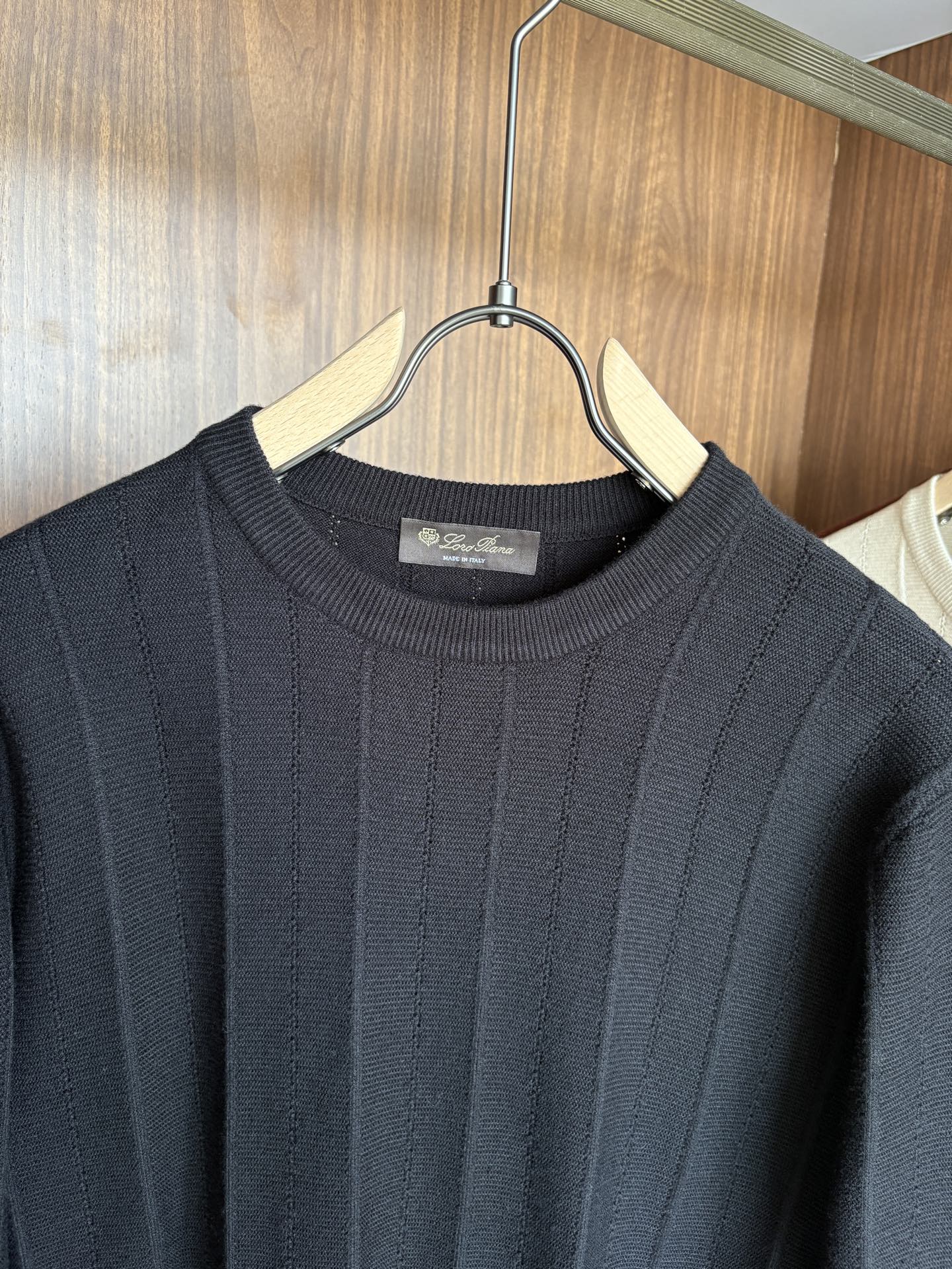 耗时王”菱形提花设计甄选超细优质纱线翻领短袖男士典藏款「耗时王」长袖针织奢雅工艺，触肤即高阶。

• 匠