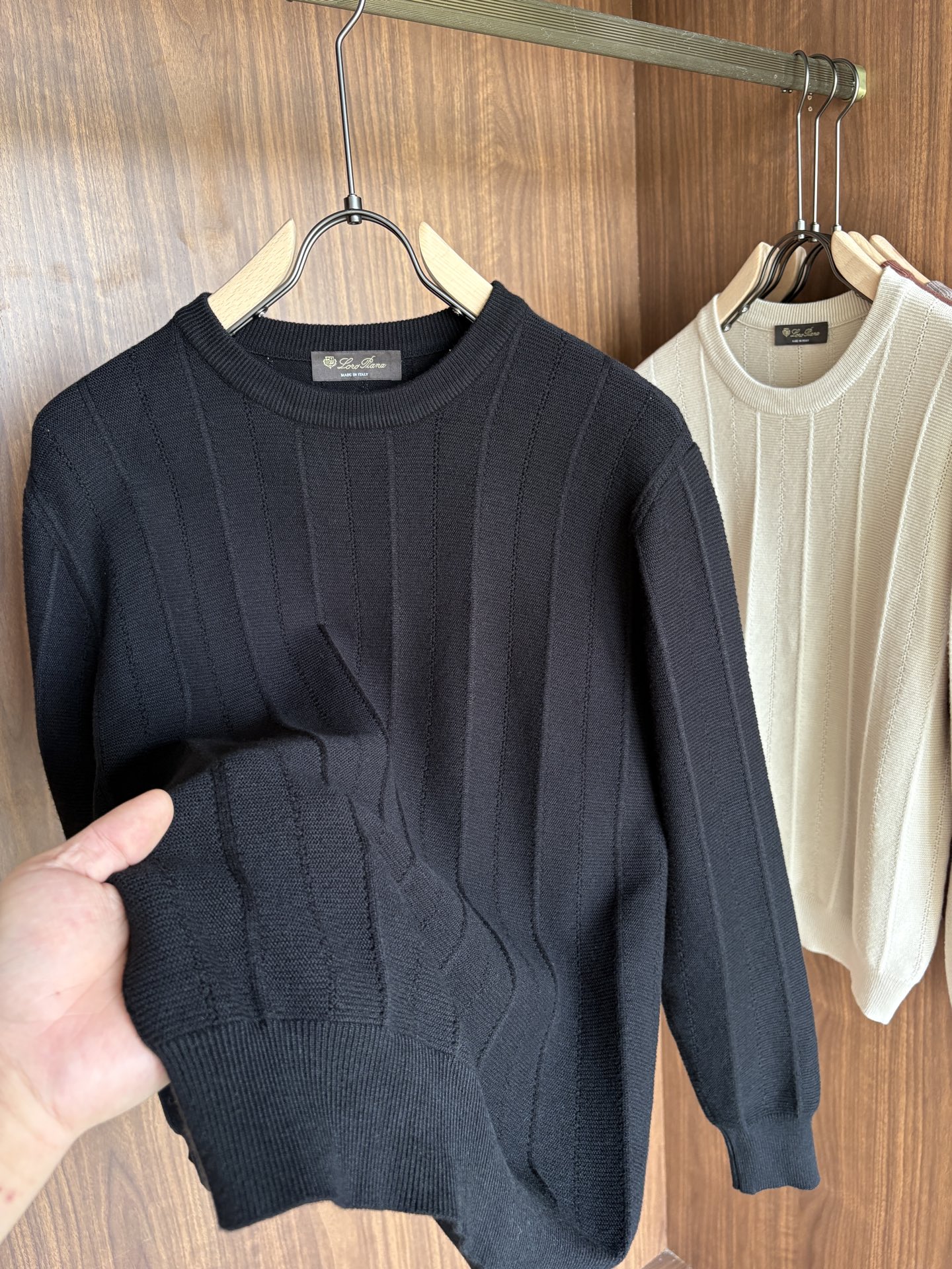 耗时王”菱形提花设计甄选超细优质纱线翻领短袖男士典藏款「耗时王」长袖针织奢雅工艺，触肤即高阶。

• 匠