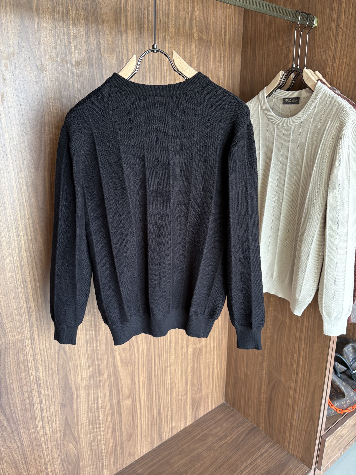 耗时王”菱形提花设计甄选超细优质纱线翻领短袖男士典藏款「耗时王」长袖针织奢雅工艺，触肤即高阶。

• 匠