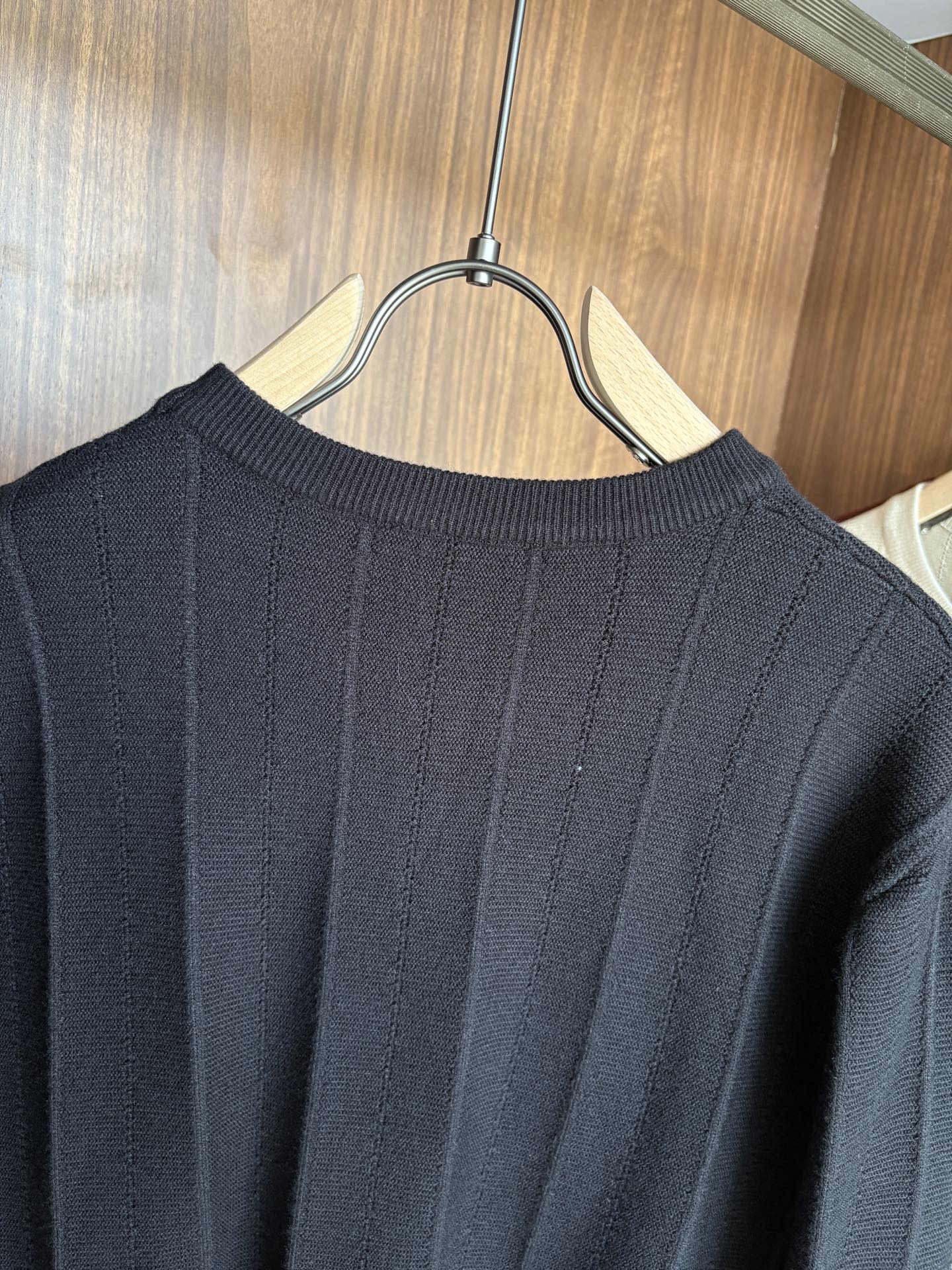 耗时王”菱形提花设计甄选超细优质纱线翻领短袖男士典藏款「耗时王」长袖针织奢雅工艺，触肤即高阶。

• 匠