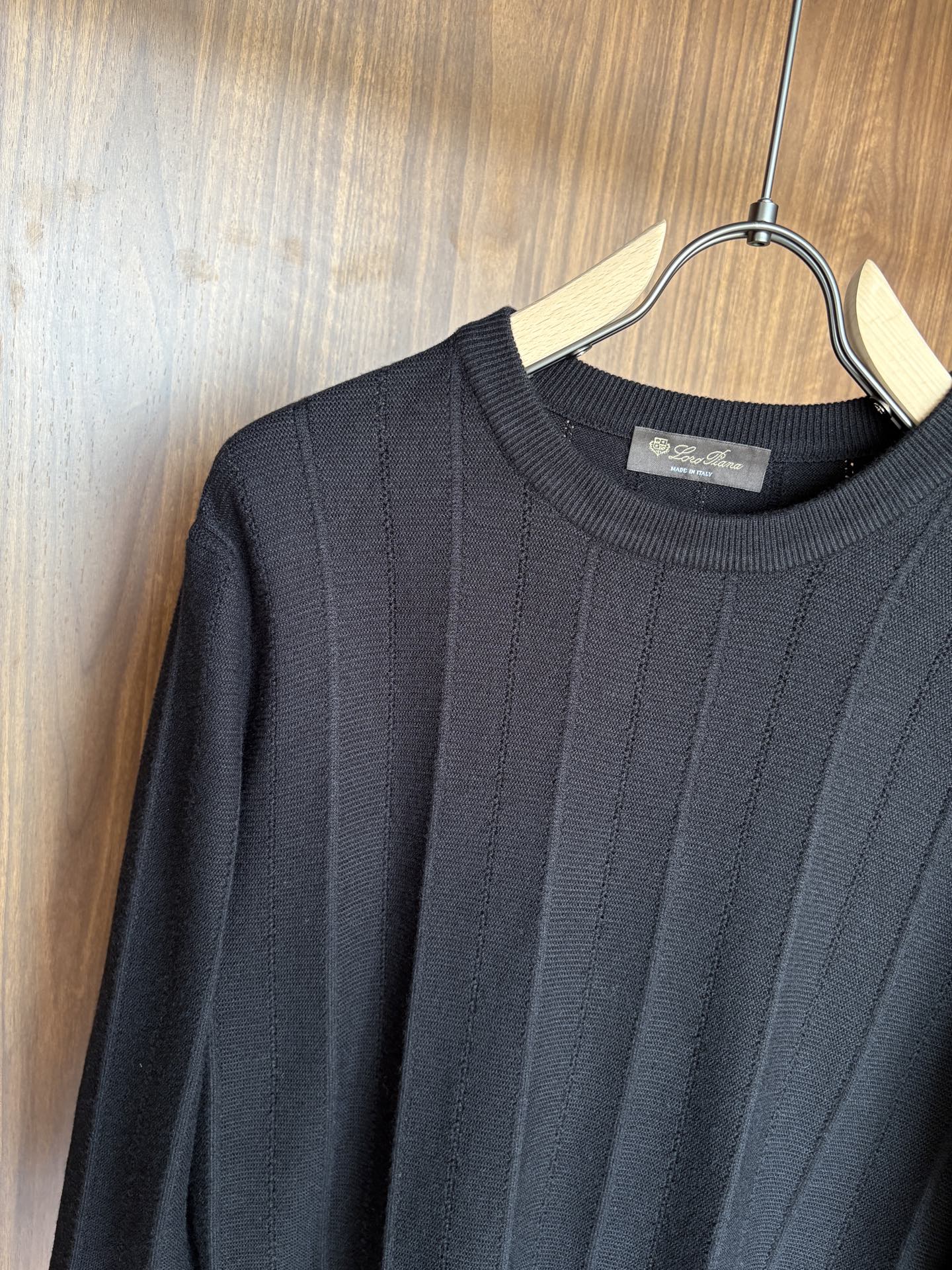 耗时王”菱形提花设计甄选超细优质纱线翻领短袖男士典藏款「耗时王」长袖针织奢雅工艺，触肤即高阶。

• 匠