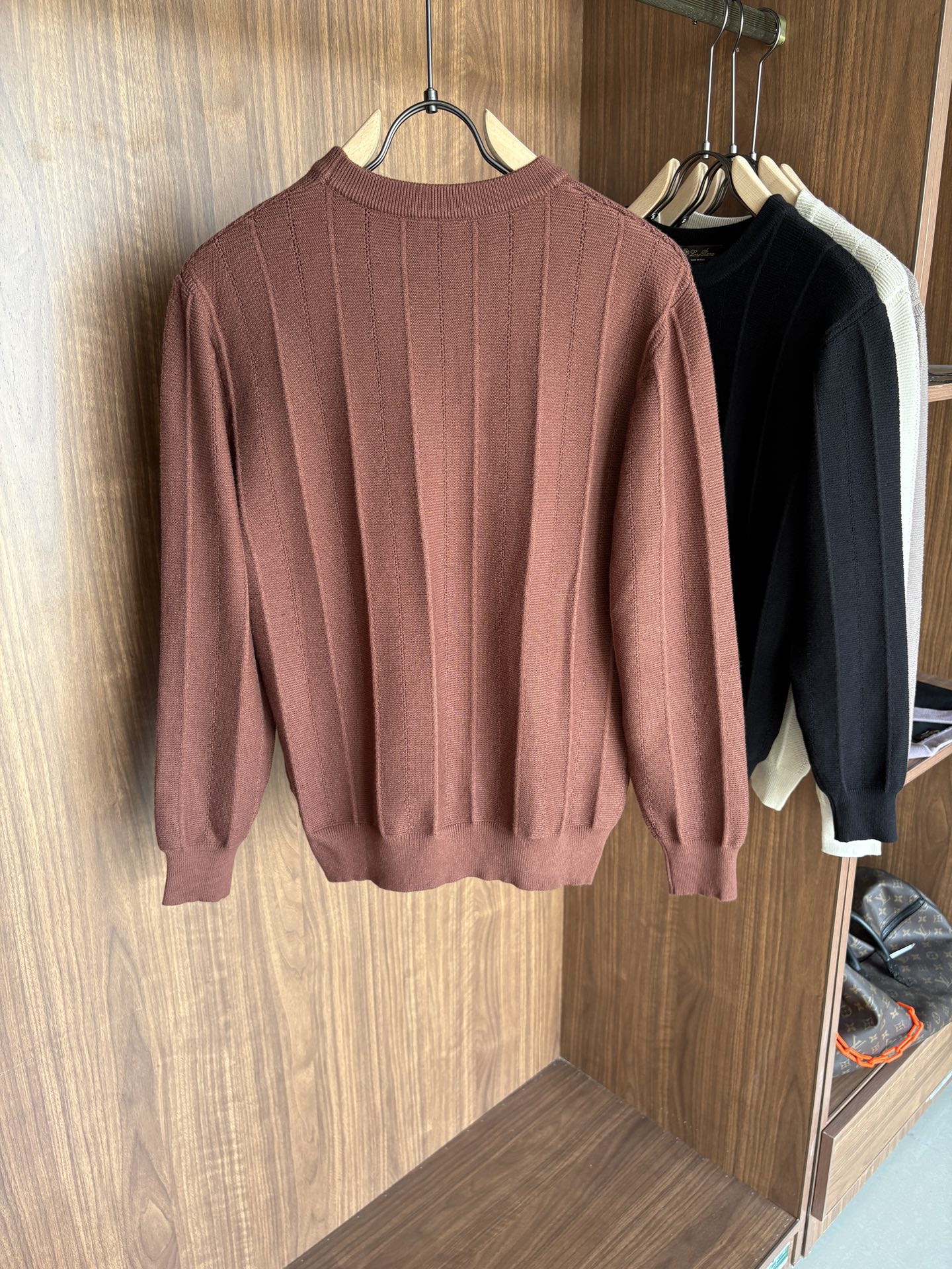 耗时王”菱形提花设计甄选超细优质纱线翻领短袖男士典藏款「耗时王」长袖针织奢雅工艺，触肤即高阶。

• 匠