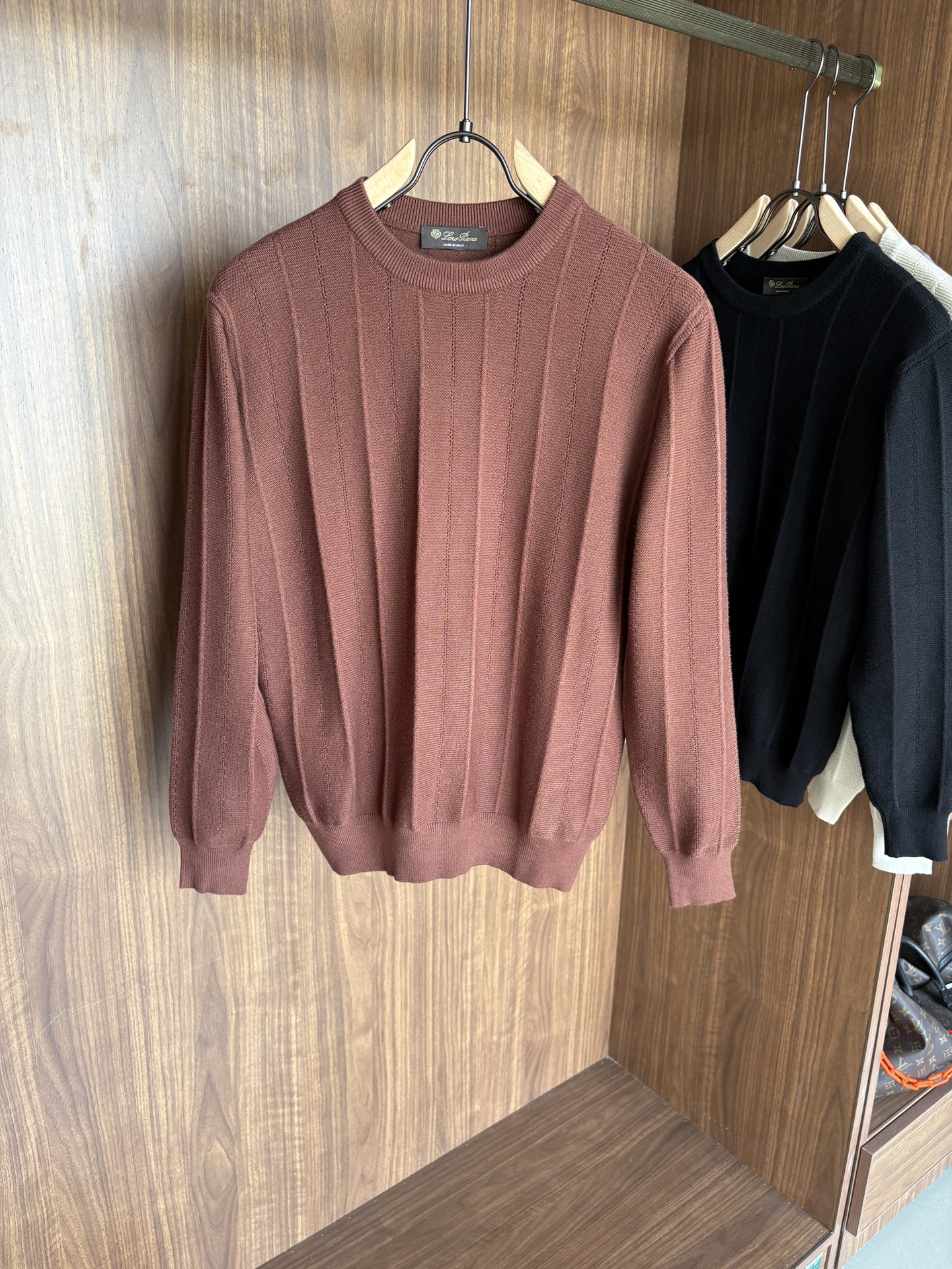 耗时王”菱形提花设计甄选超细优质纱线翻领短袖男士典藏款「耗时王」长袖针织奢雅工艺，触肤即高阶。

• 匠