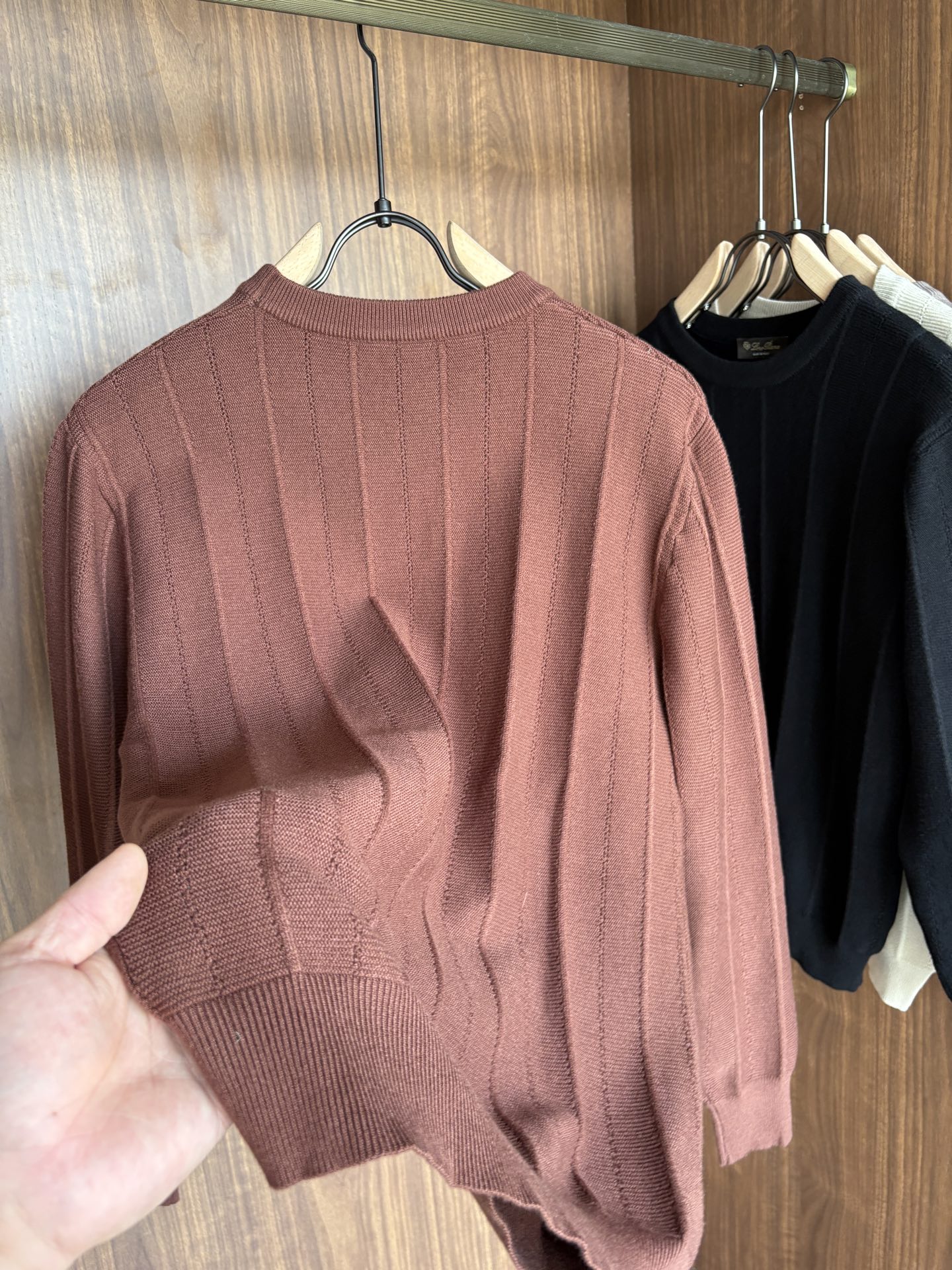 耗时王”菱形提花设计甄选超细优质纱线翻领短袖男士典藏款「耗时王」长袖针织奢雅工艺，触肤即高阶。

• 匠