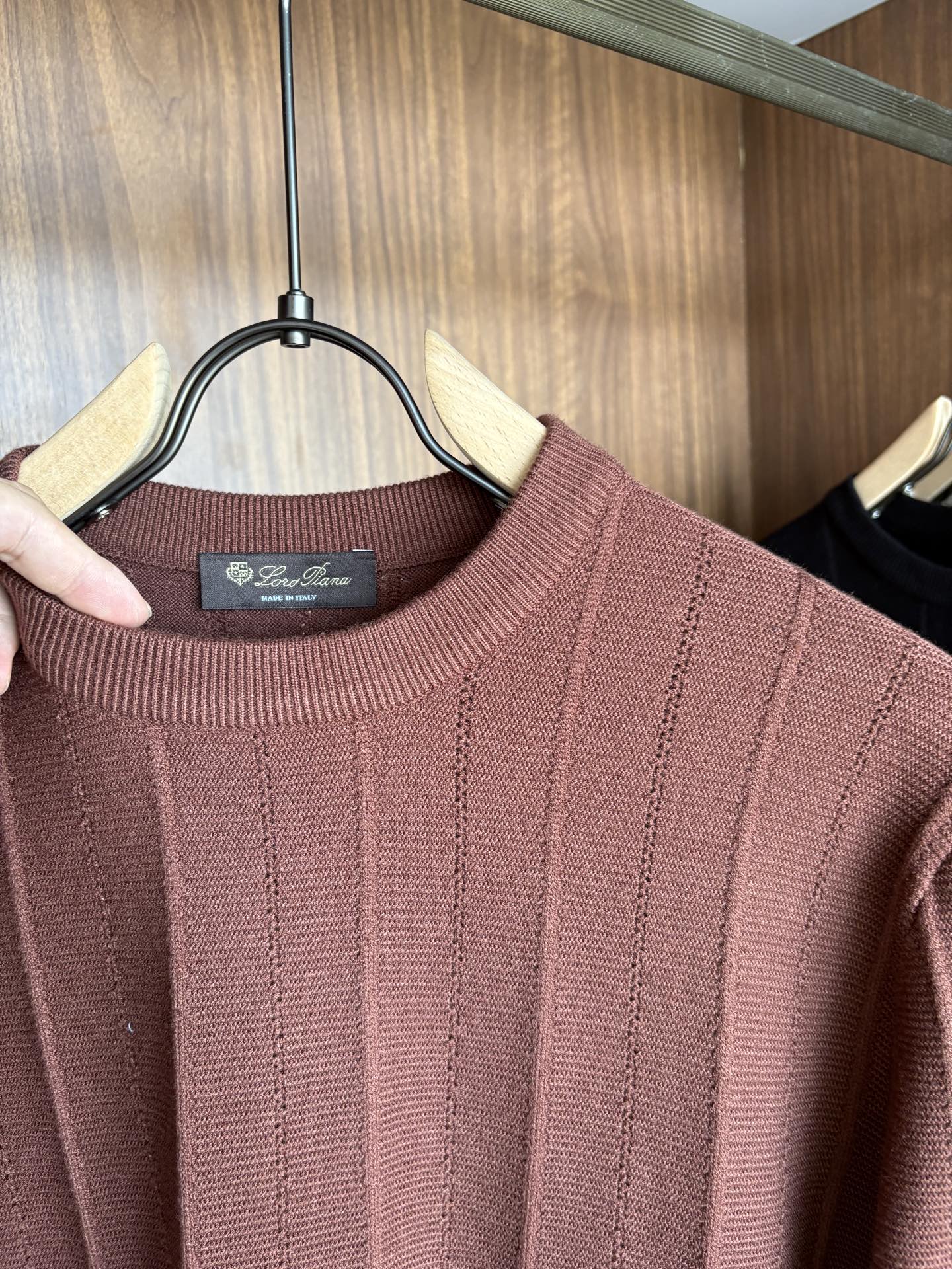 耗时王”菱形提花设计甄选超细优质纱线翻领短袖男士典藏款「耗时王」长袖针织奢雅工艺，触肤即高阶。

• 匠