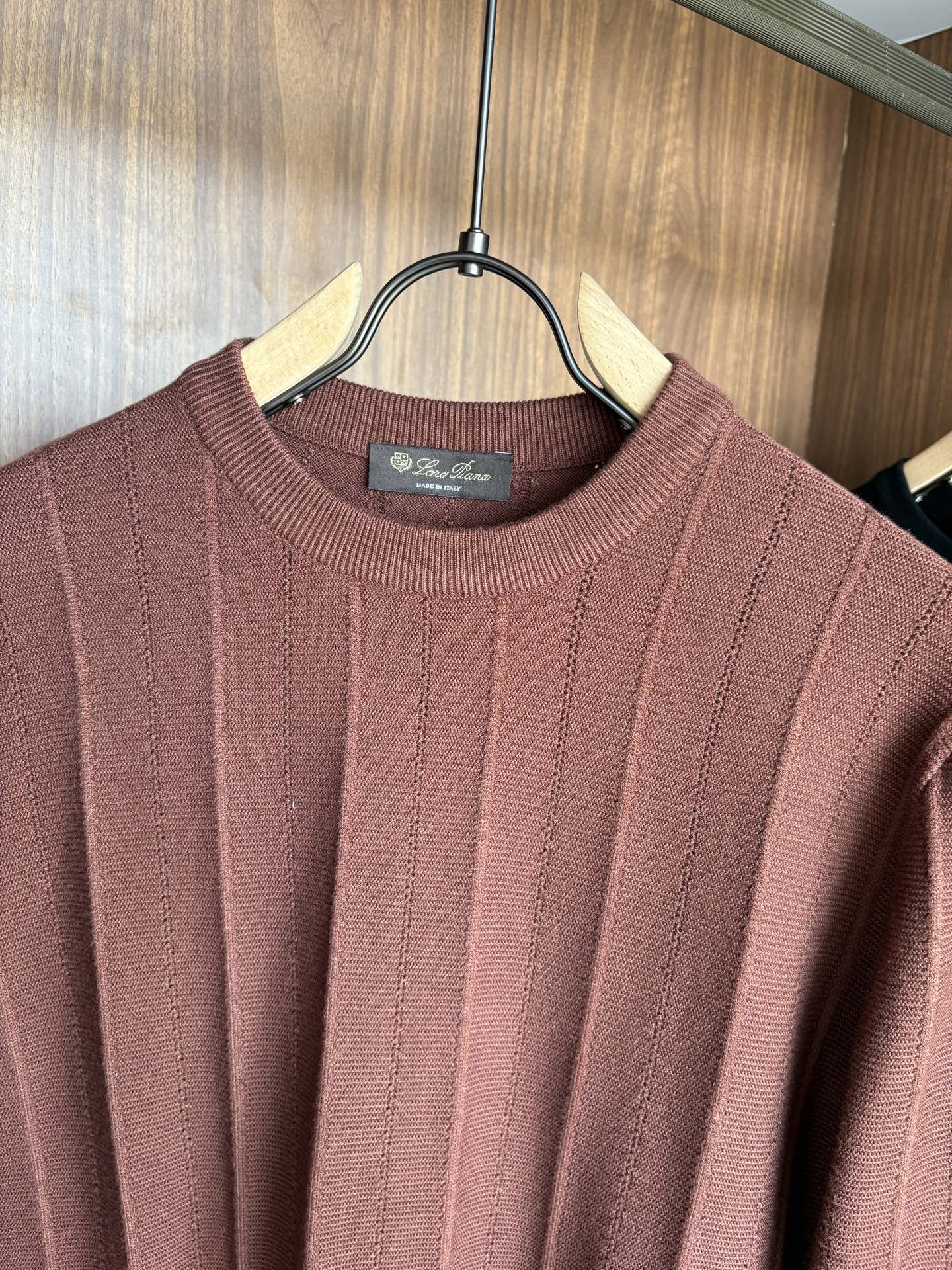 耗时王”菱形提花设计甄选超细优质纱线翻领短袖男士典藏款「耗时王」长袖针织奢雅工艺，触肤即高阶。

• 匠