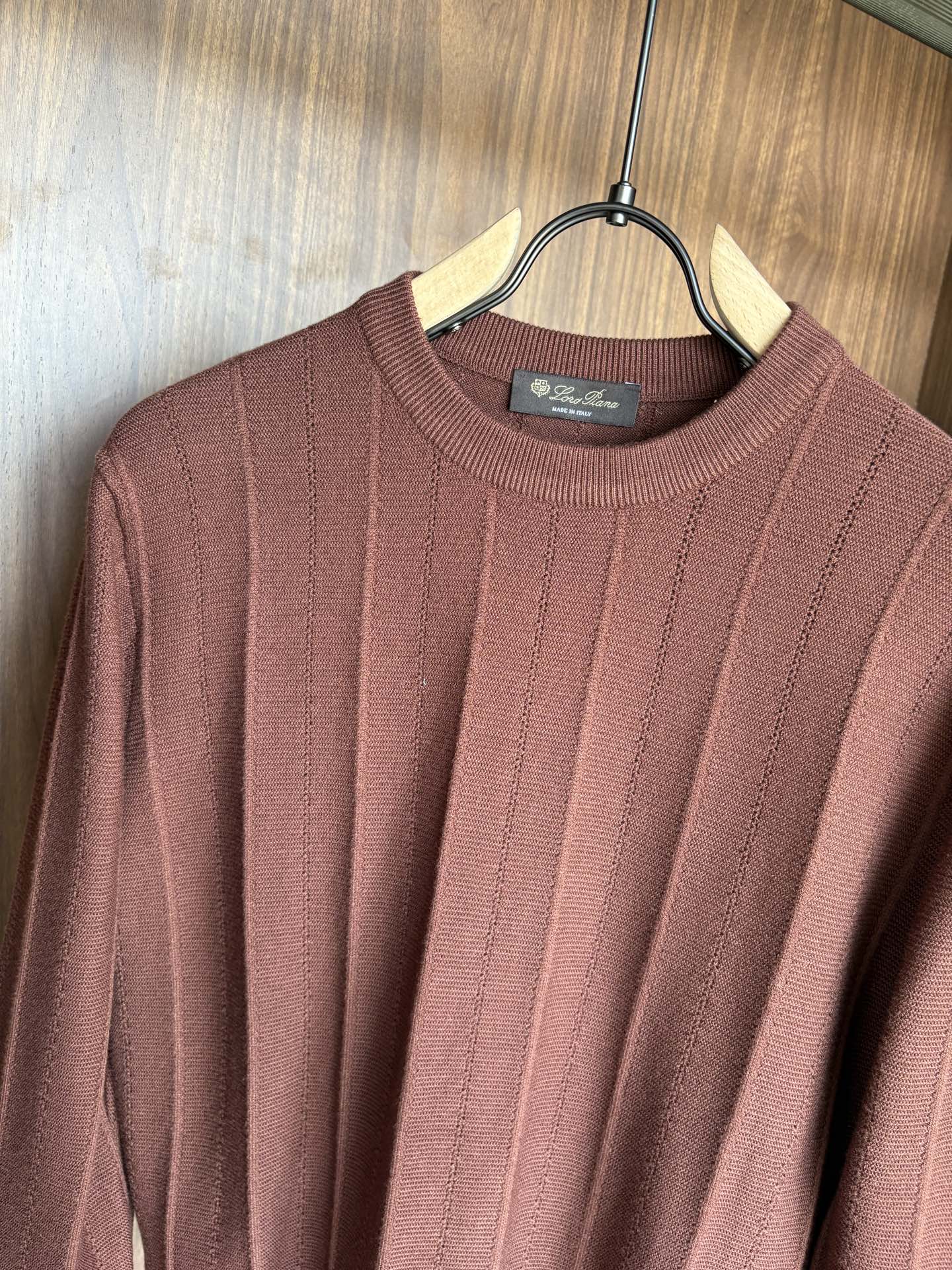 耗时王”菱形提花设计甄选超细优质纱线翻领短袖男士典藏款「耗时王」长袖针织奢雅工艺，触肤即高阶。

• 匠