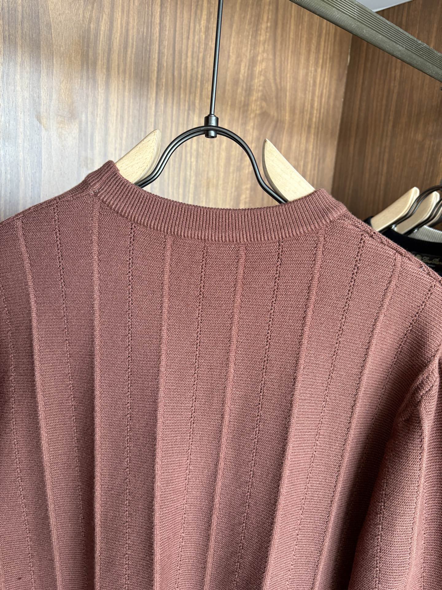 耗时王”菱形提花设计甄选超细优质纱线翻领短袖男士典藏款「耗时王」长袖针织奢雅工艺，触肤即高阶。

• 匠