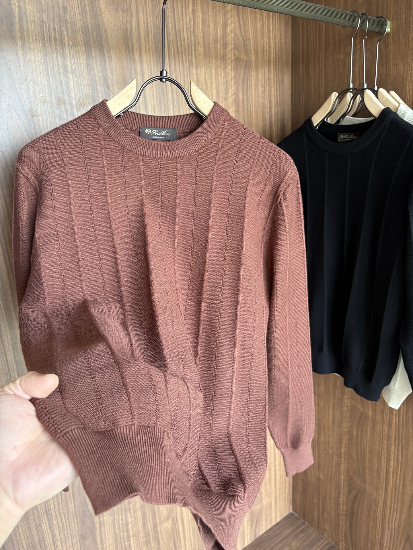 耗时王”菱形提花设计甄选超细优质纱线翻领短袖男士典藏款「耗时王」长袖针织奢雅工艺，触肤即高阶。

• 匠