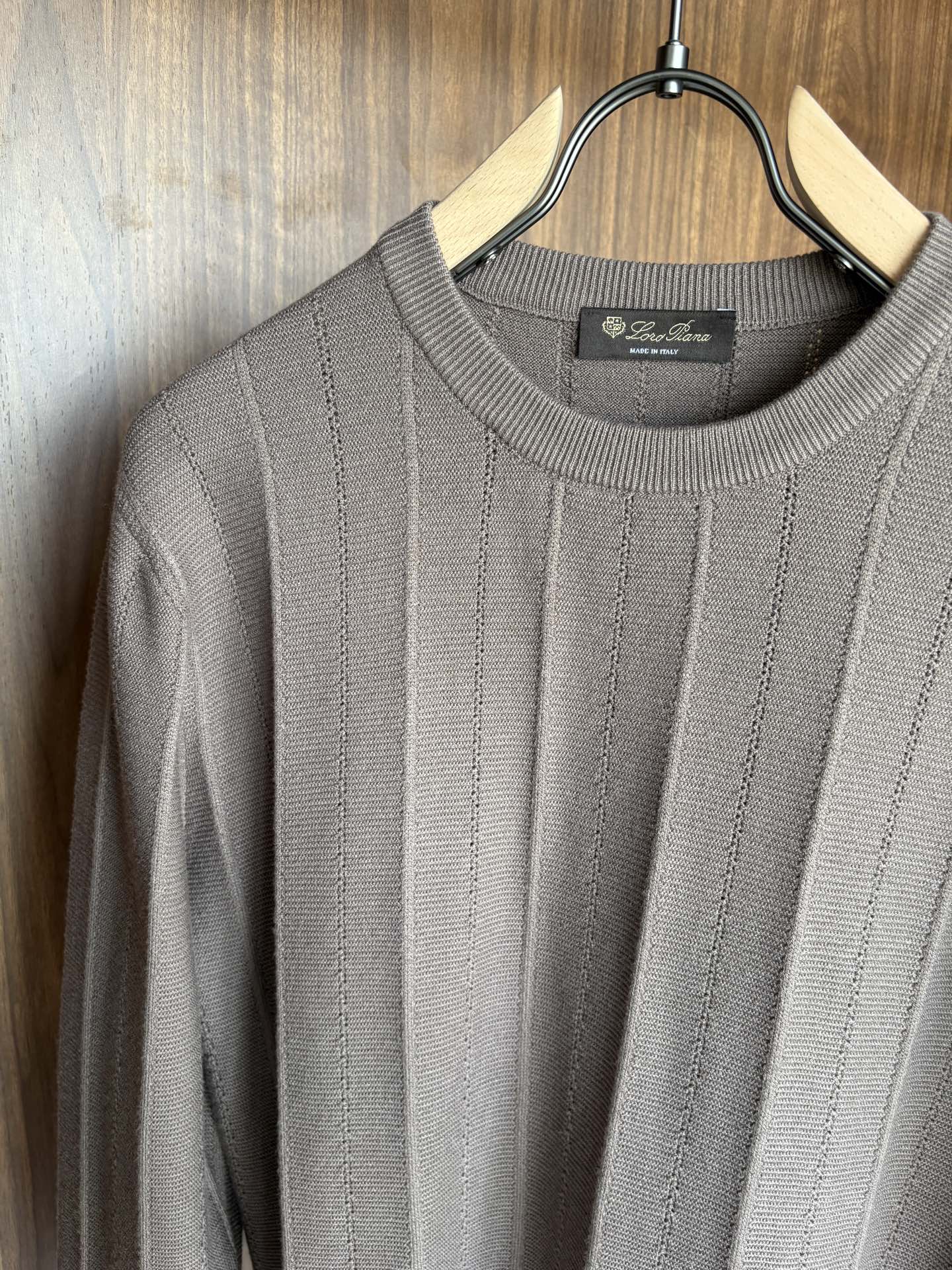 耗时王”菱形提花设计甄选超细优质纱线翻领短袖男士典藏款「耗时王」长袖针织奢雅工艺，触肤即高阶。

• 匠