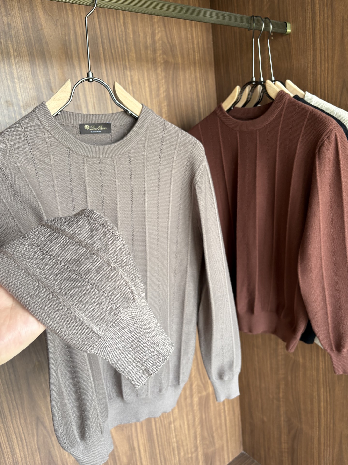 耗时王”菱形提花设计甄选超细优质纱线翻领短袖男士典藏款「耗时王」长袖针织奢雅工艺，触肤即高阶。

• 匠