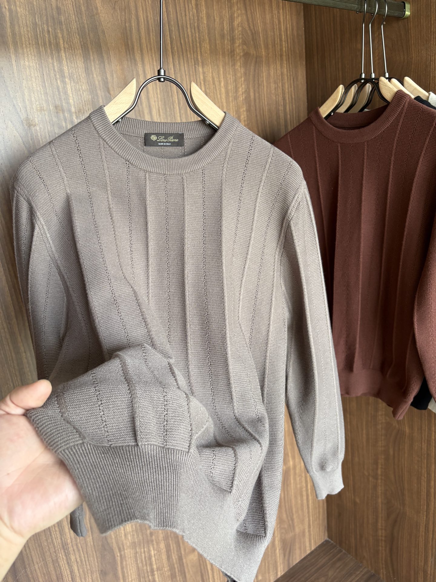 耗时王”菱形提花设计甄选超细优质纱线翻领短袖男士典藏款「耗时王」长袖针织奢雅工艺，触肤即高阶。

• 匠