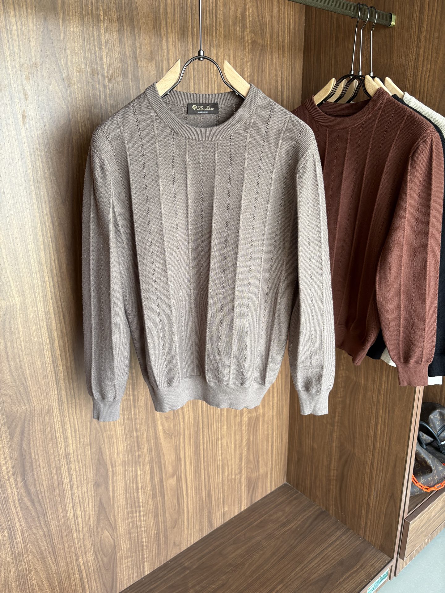 耗时王”菱形提花设计甄选超细优质纱线翻领短袖男士典藏款「耗时王」长袖针织奢雅工艺，触肤即高阶。

• 匠