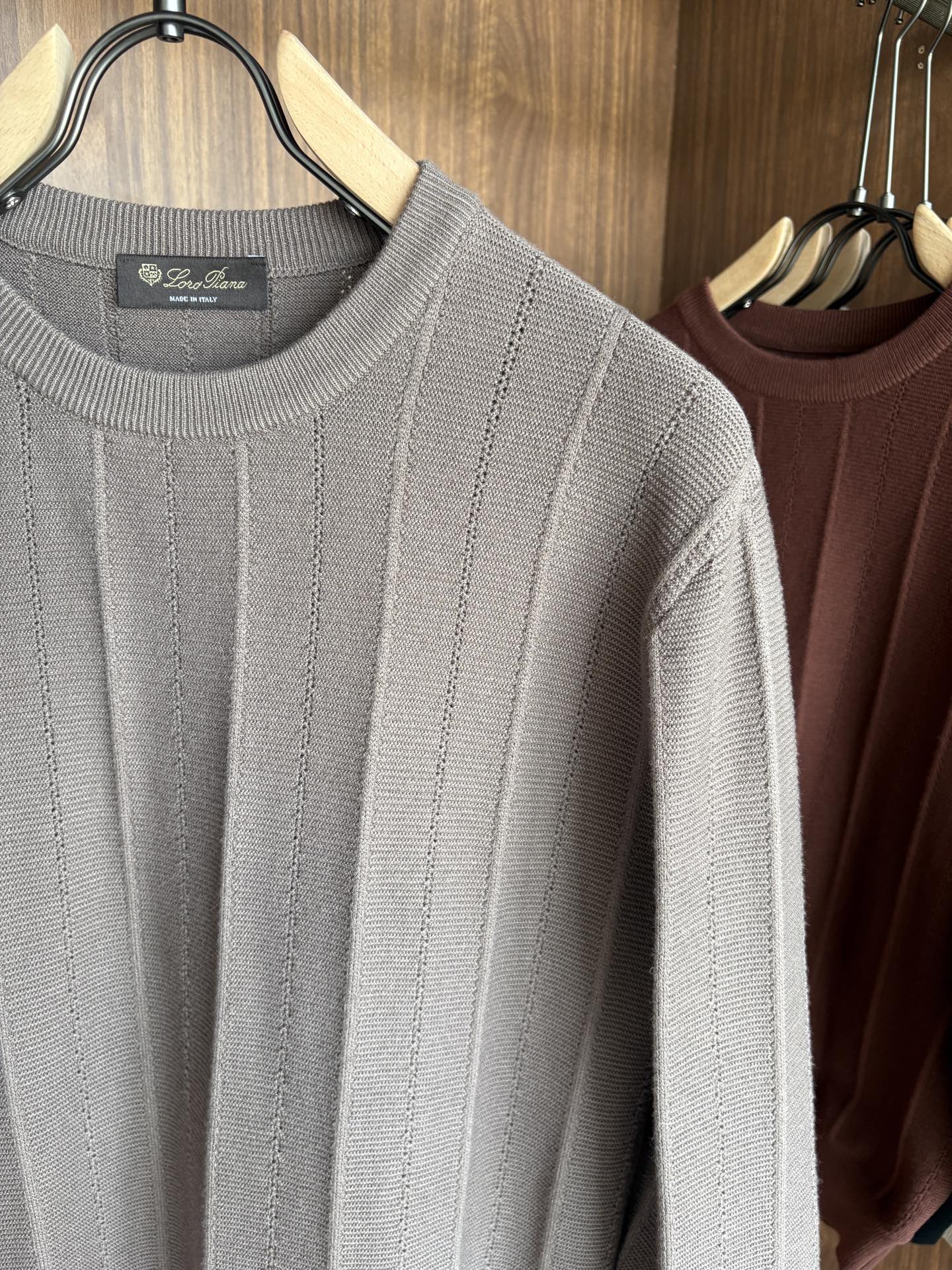 耗时王”菱形提花设计甄选超细优质纱线翻领短袖男士典藏款「耗时王」长袖针织奢雅工艺，触肤即高阶。

• 匠