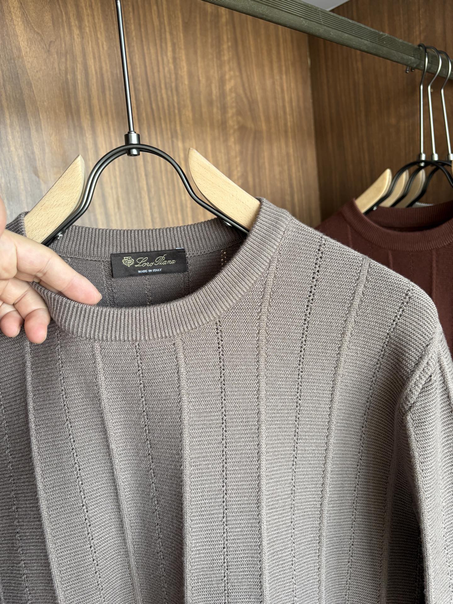 耗时王”菱形提花设计甄选超细优质纱线翻领短袖男士典藏款「耗时王」长袖针织奢雅工艺，触肤即高阶。

• 匠