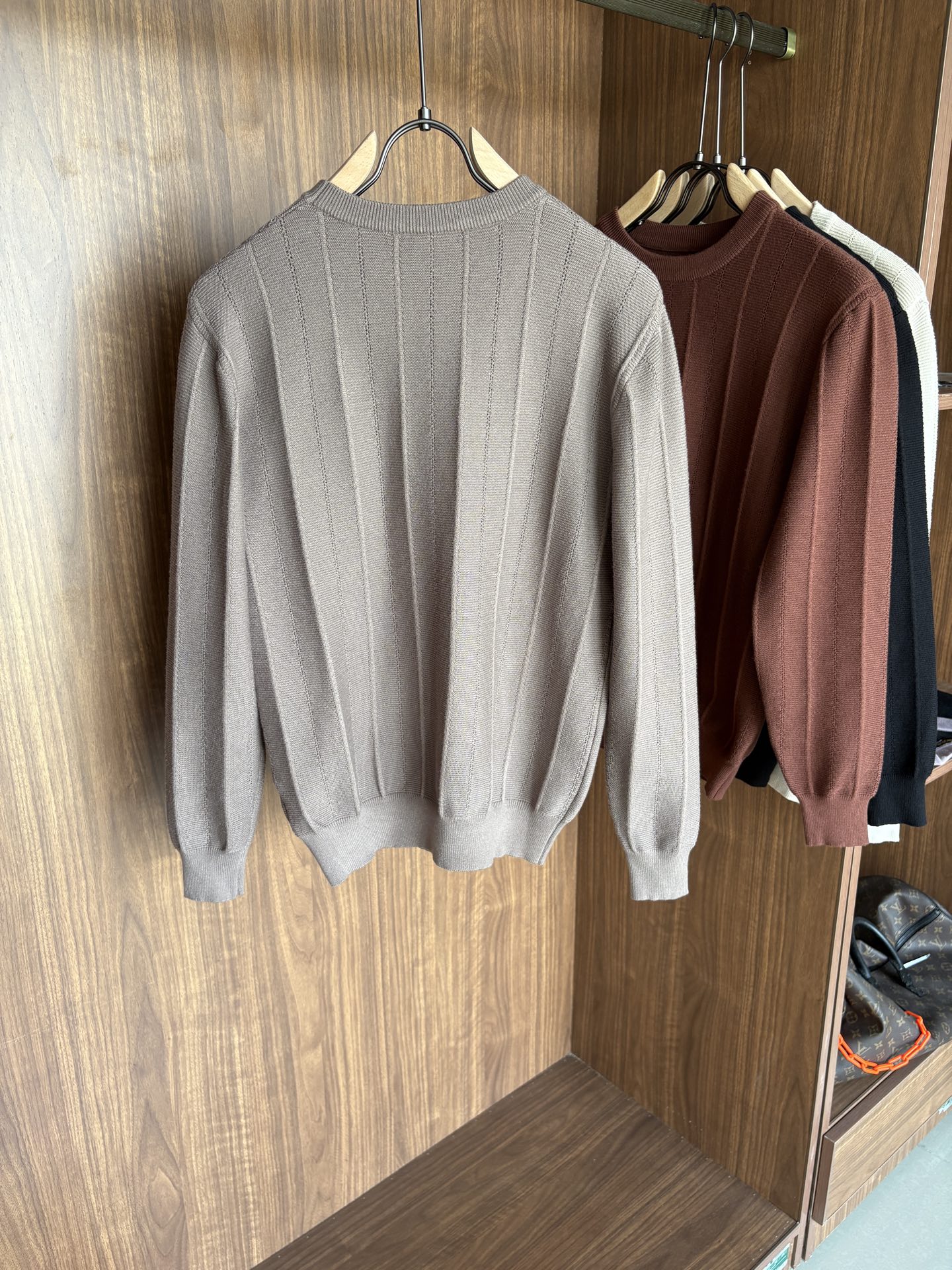 耗时王”菱形提花设计甄选超细优质纱线翻领短袖男士典藏款「耗时王」长袖针织奢雅工艺，触肤即高阶。

• 匠