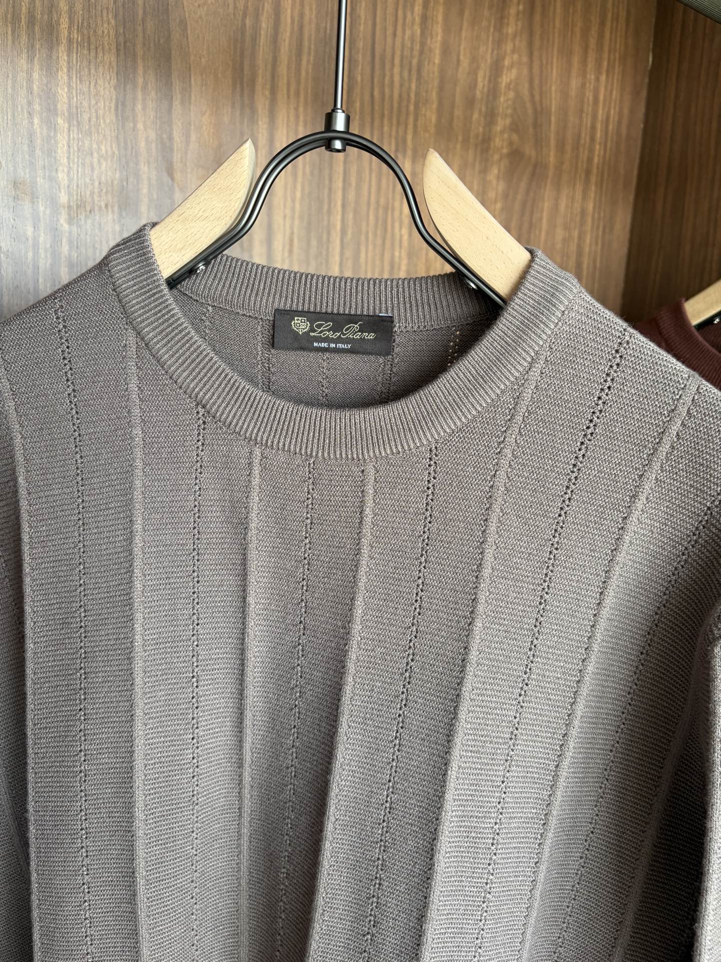 耗时王”菱形提花设计甄选超细优质纱线翻领短袖男士典藏款「耗时王」长袖针织奢雅工艺，触肤即高阶。

• 匠