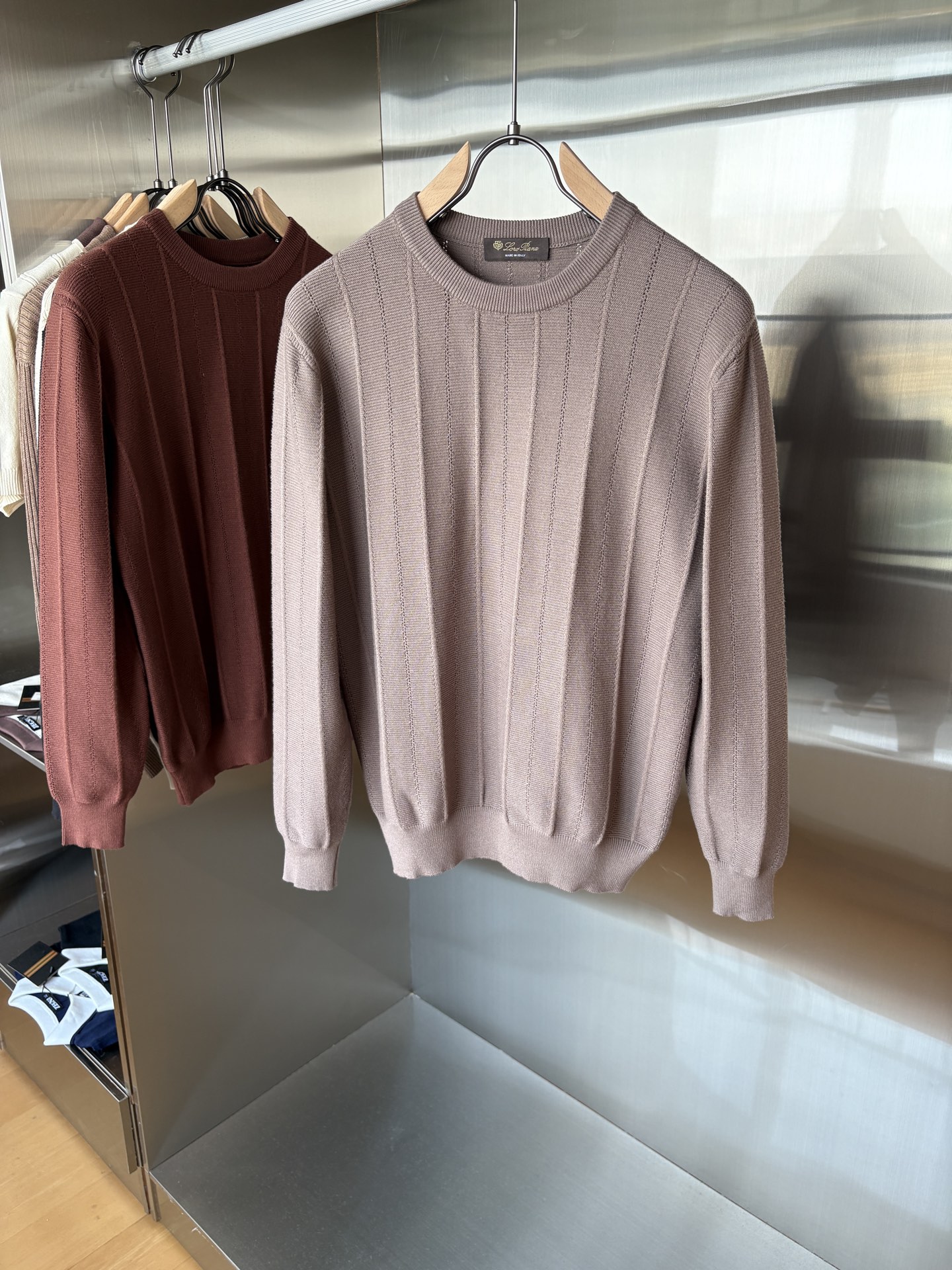 耗时王”菱形提花设计甄选超细优质纱线翻领短袖男士典藏款「耗时王」长袖针织奢雅工艺，触肤即高阶。• 匠心底