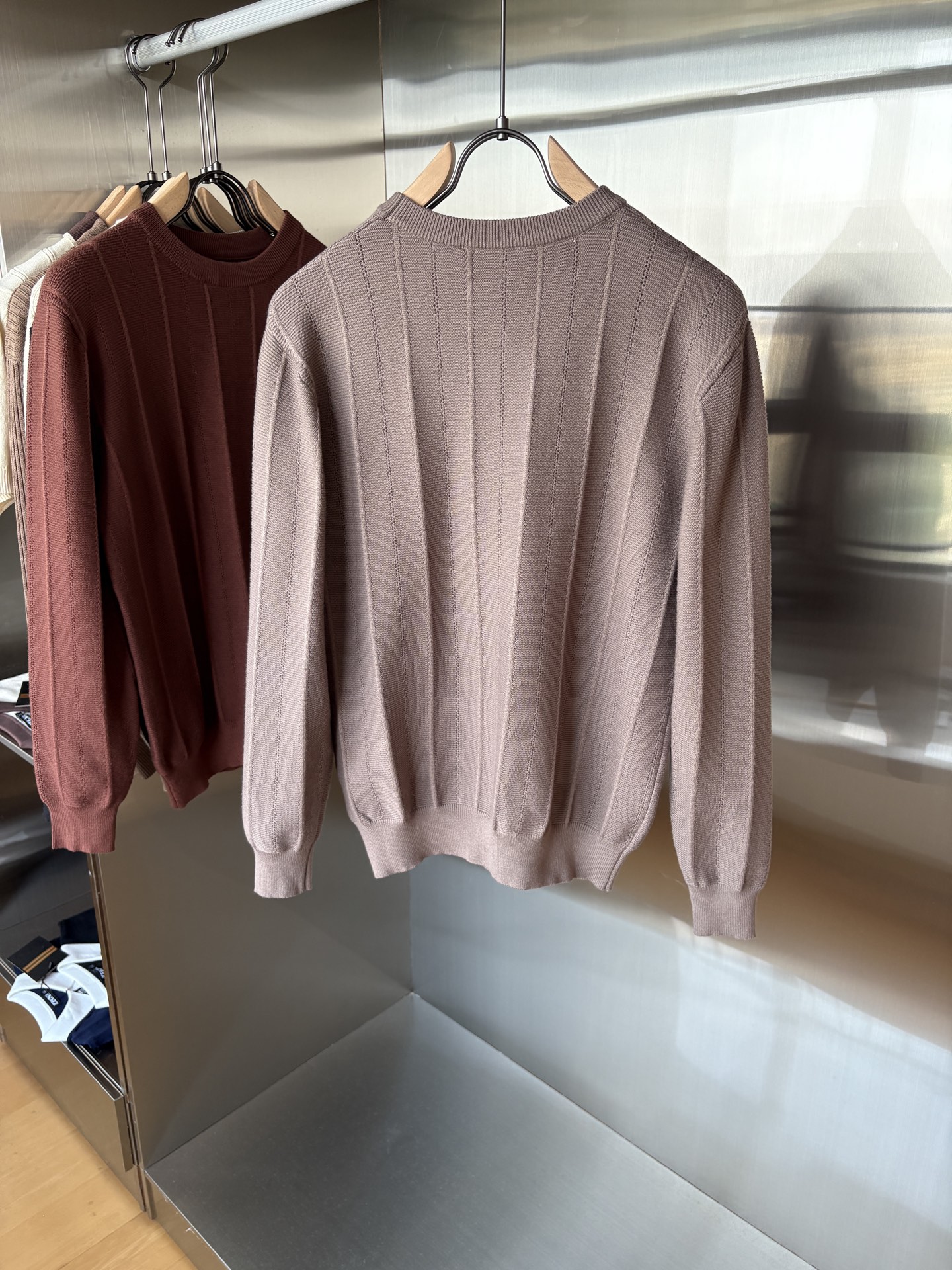 耗时王”菱形提花设计甄选超细优质纱线翻领短袖男士典藏款「耗时王」长袖针织奢雅工艺，触肤即高阶。• 匠心底