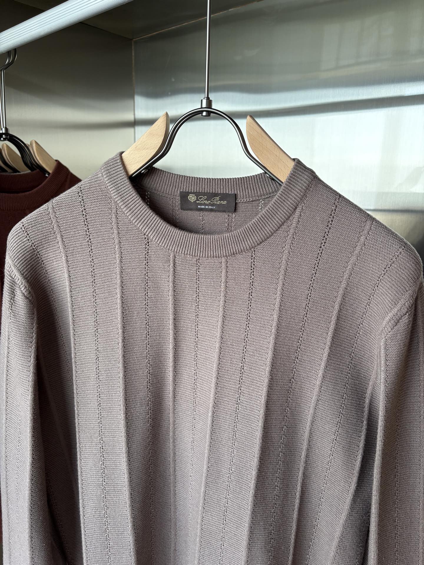 耗时王”菱形提花设计甄选超细优质纱线翻领短袖男士典藏款「耗时王」长袖针织奢雅工艺，触肤即高阶。• 匠心底