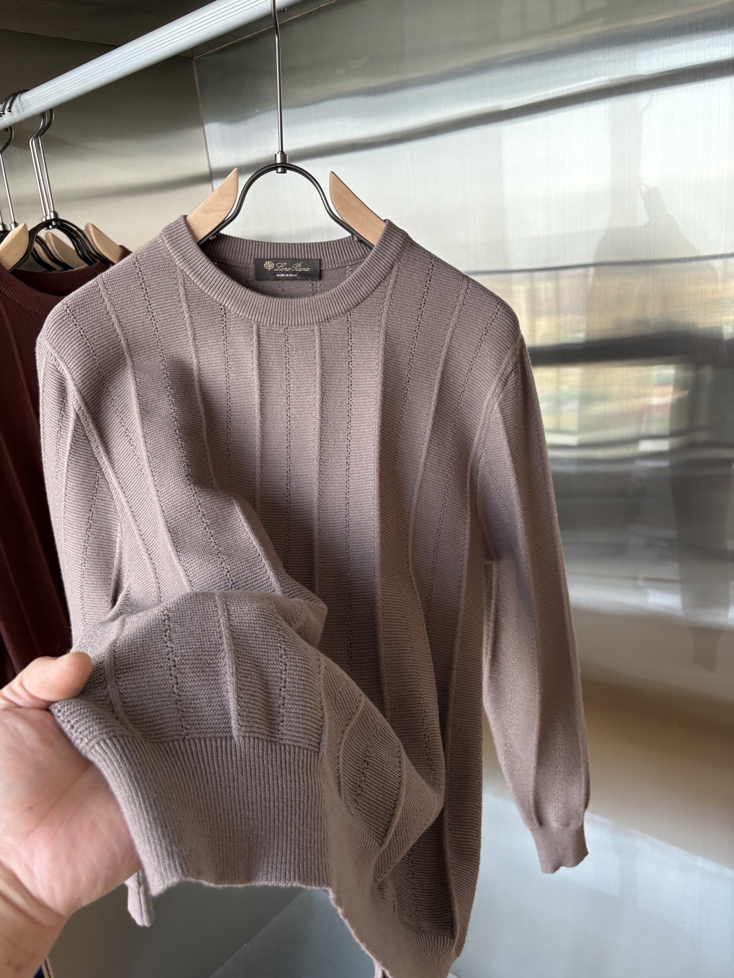 耗时王”菱形提花设计甄选超细优质纱线翻领短袖男士典藏款「耗时王」长袖针织奢雅工艺，触肤即高阶。• 匠心底