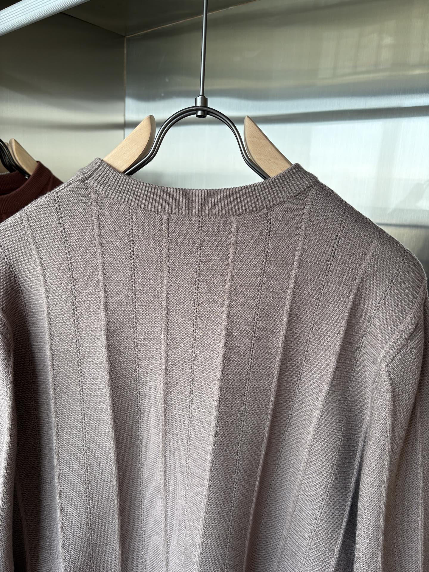 耗时王”菱形提花设计甄选超细优质纱线翻领短袖男士典藏款「耗时王」长袖针织奢雅工艺，触肤即高阶。• 匠心底