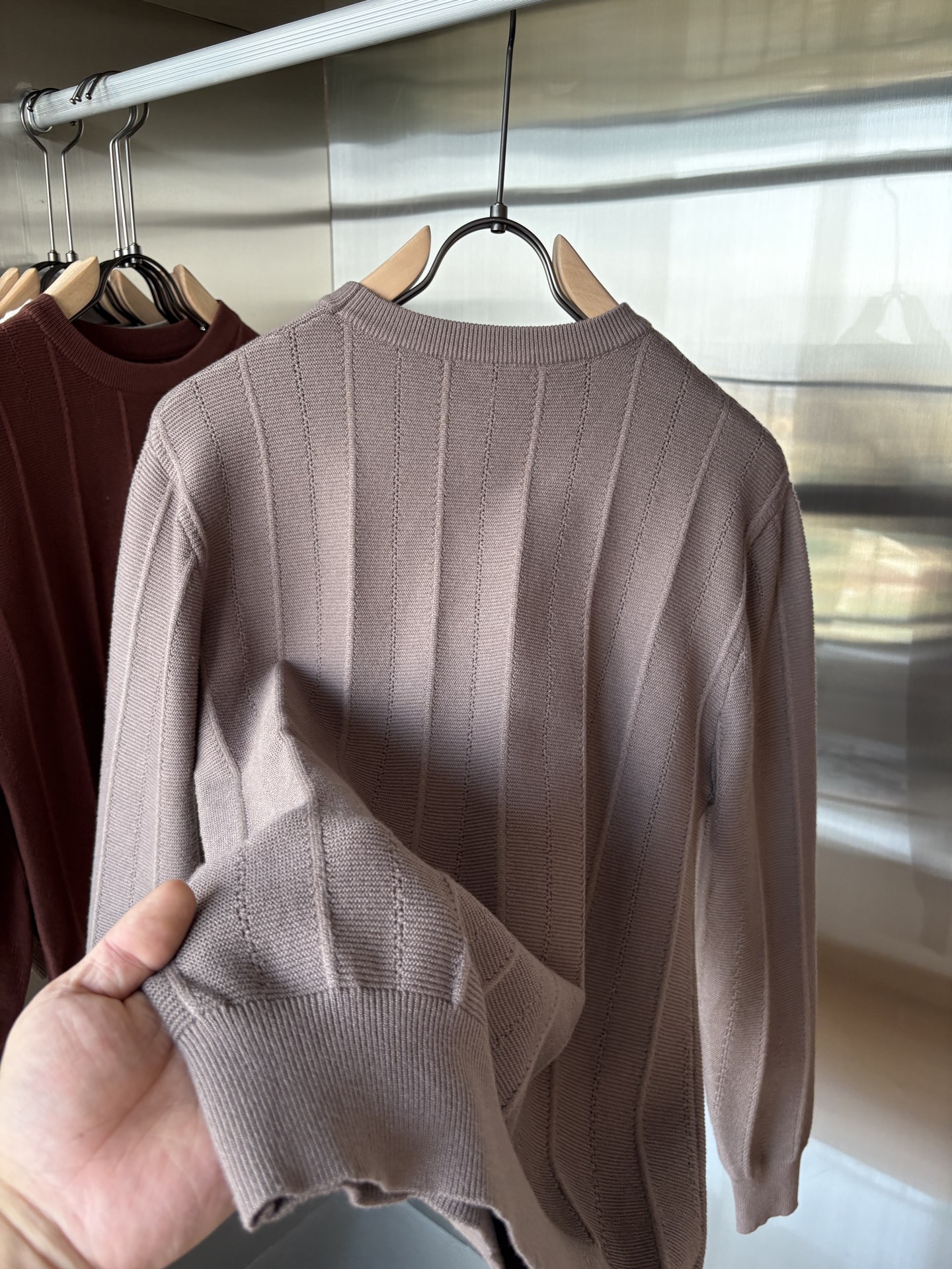 耗时王”菱形提花设计甄选超细优质纱线翻领短袖男士典藏款「耗时王」长袖针织奢雅工艺，触肤即高阶。• 匠心底